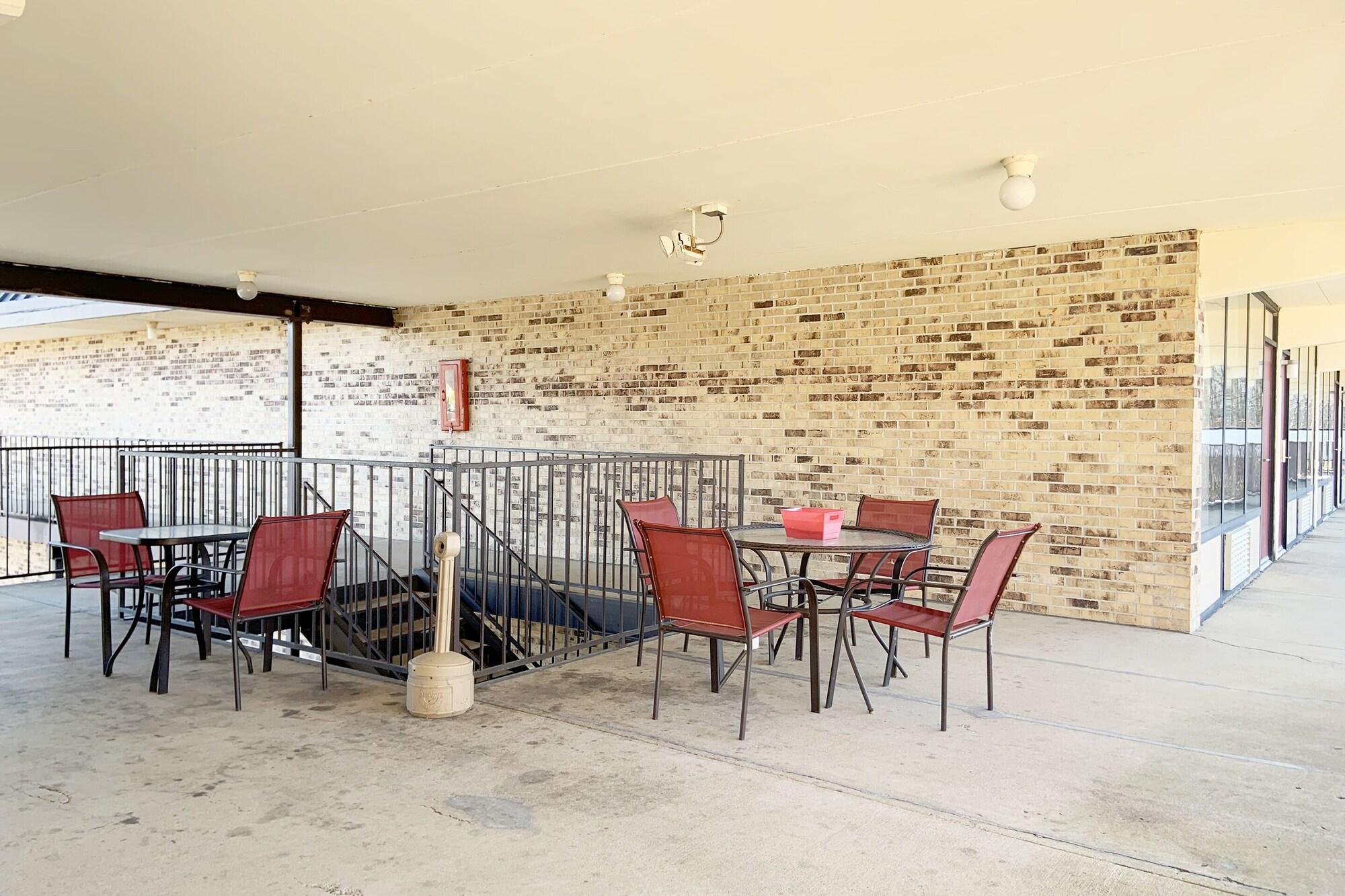 OYO Hotel Paris TN US-79