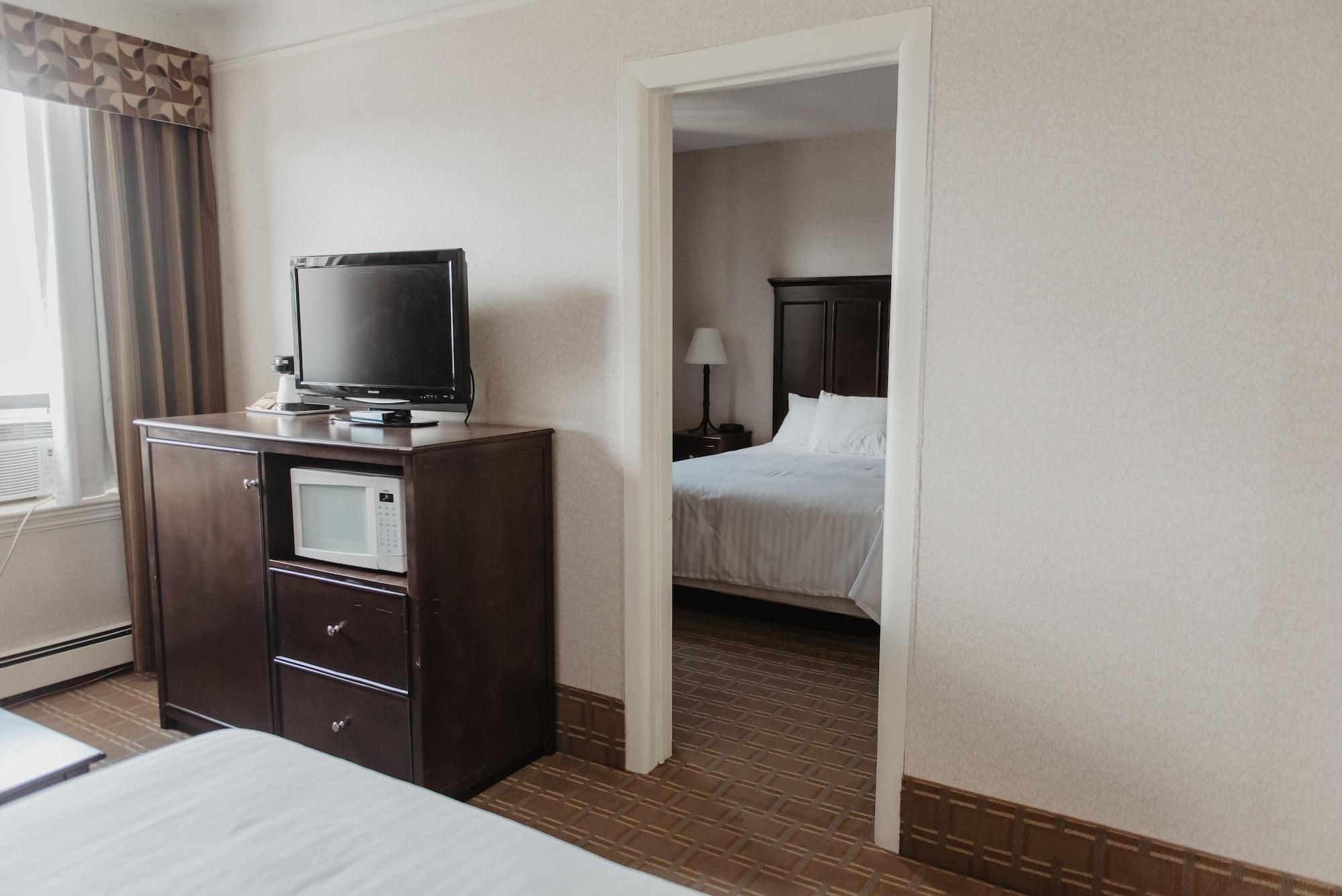 Prince Arthur Waterfront Hotel & Suites by null