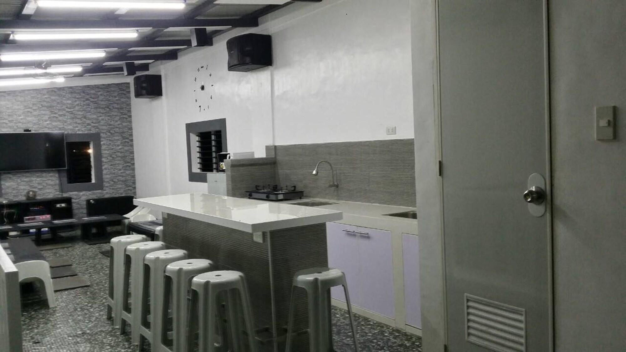 Ervoruto Hostel Makati