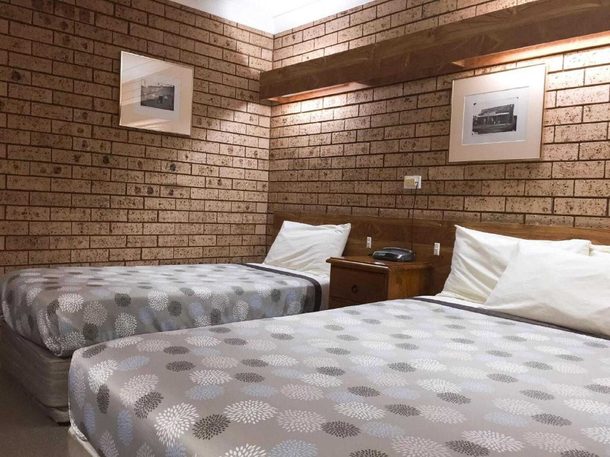 Ten Dollar Town Motel by null