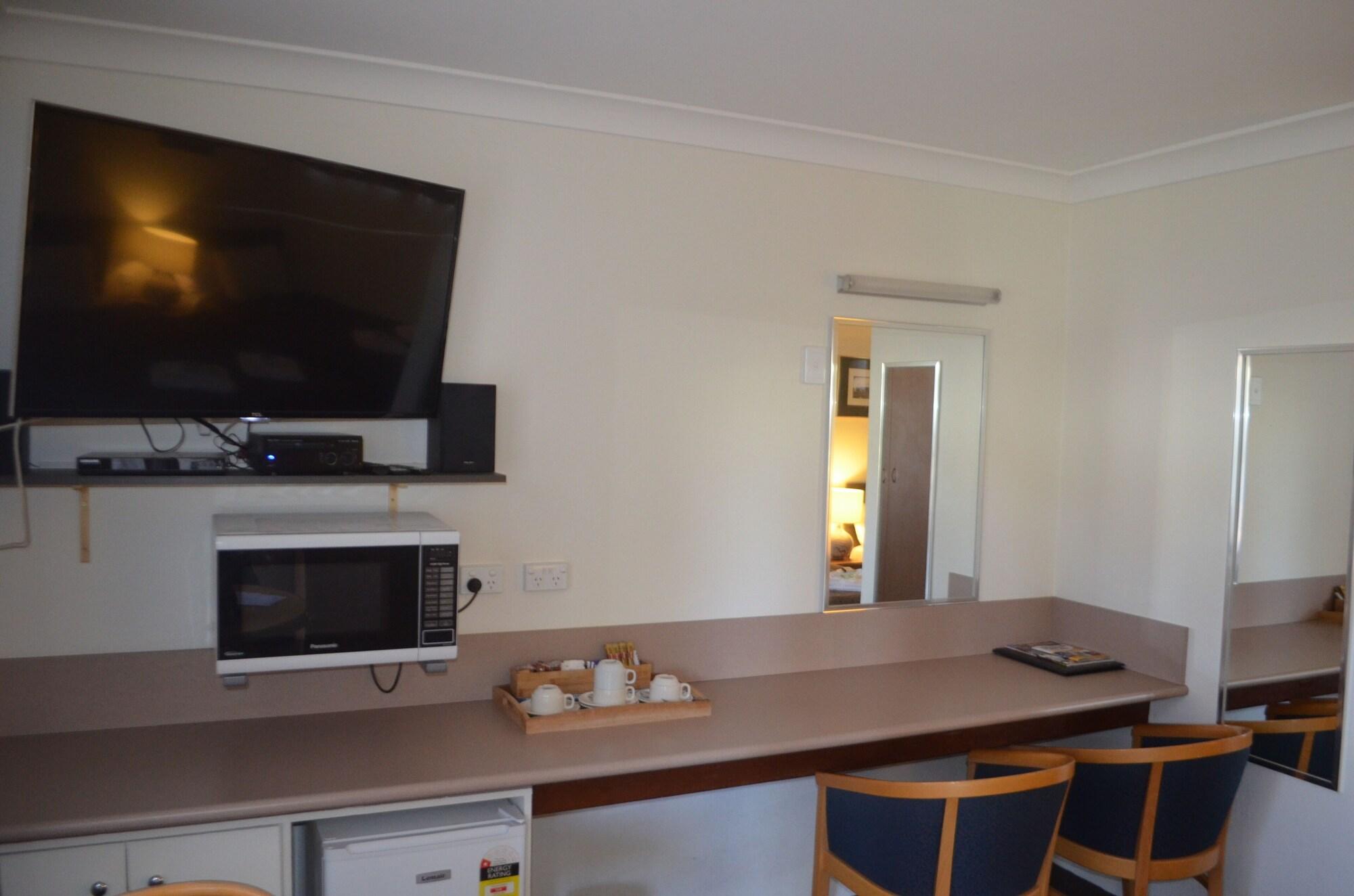 Ten Dollar Town Motel by null