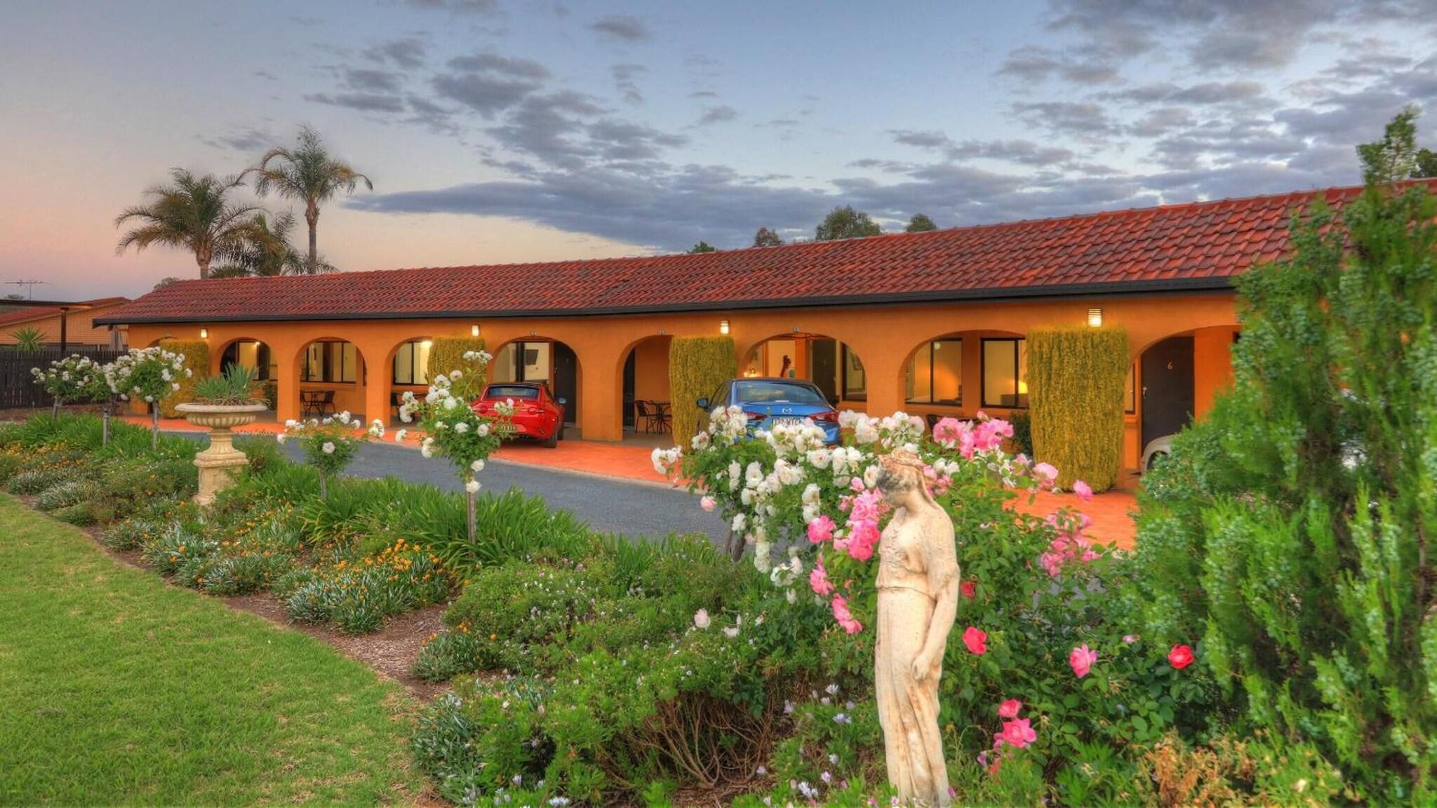 Twin Swans Motel