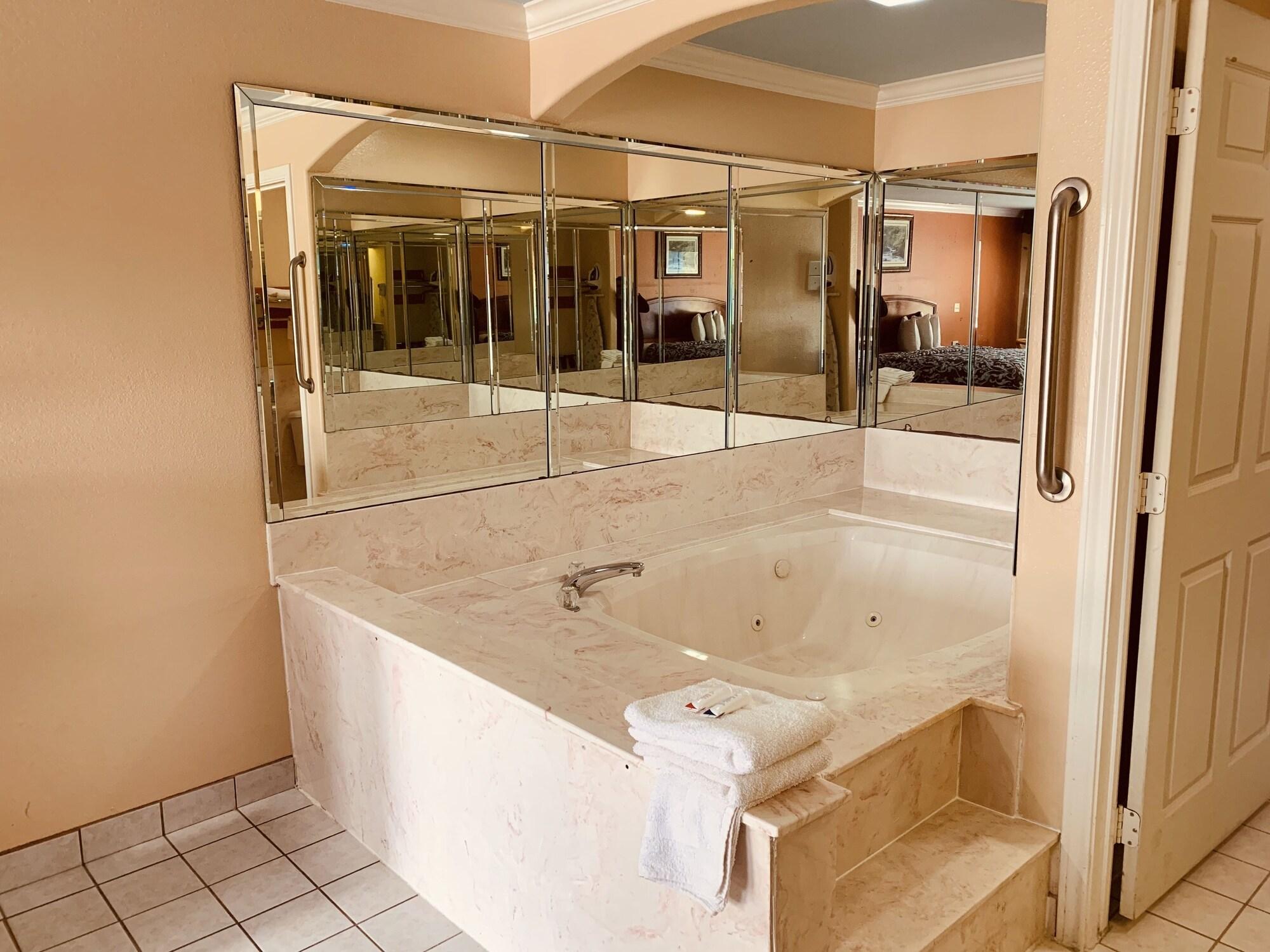 Luxury Inn & Suites Liberty