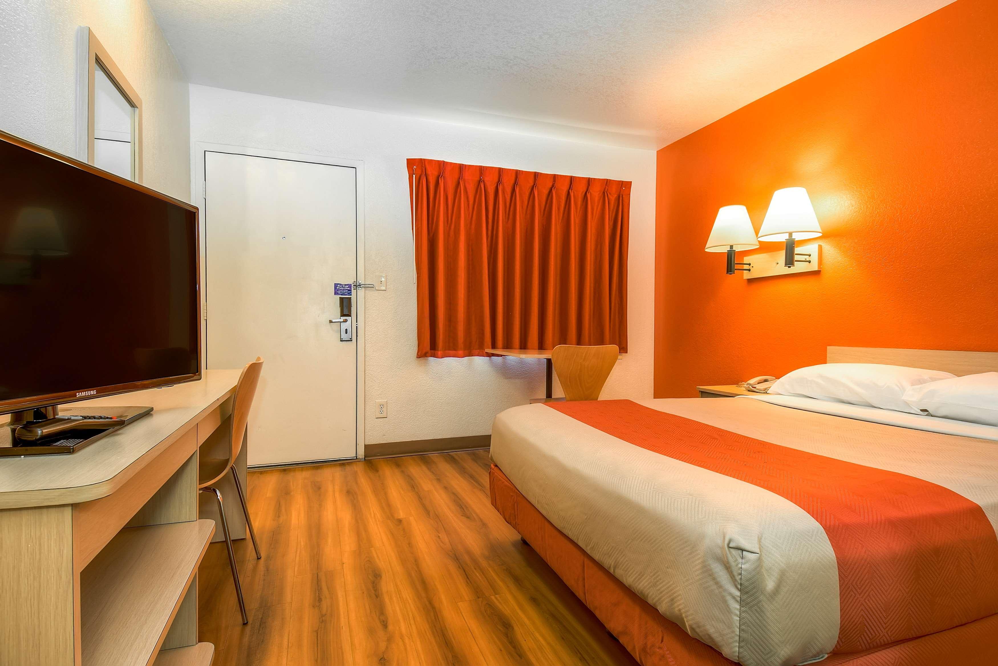 Motel 6 Corona, CA - Norco