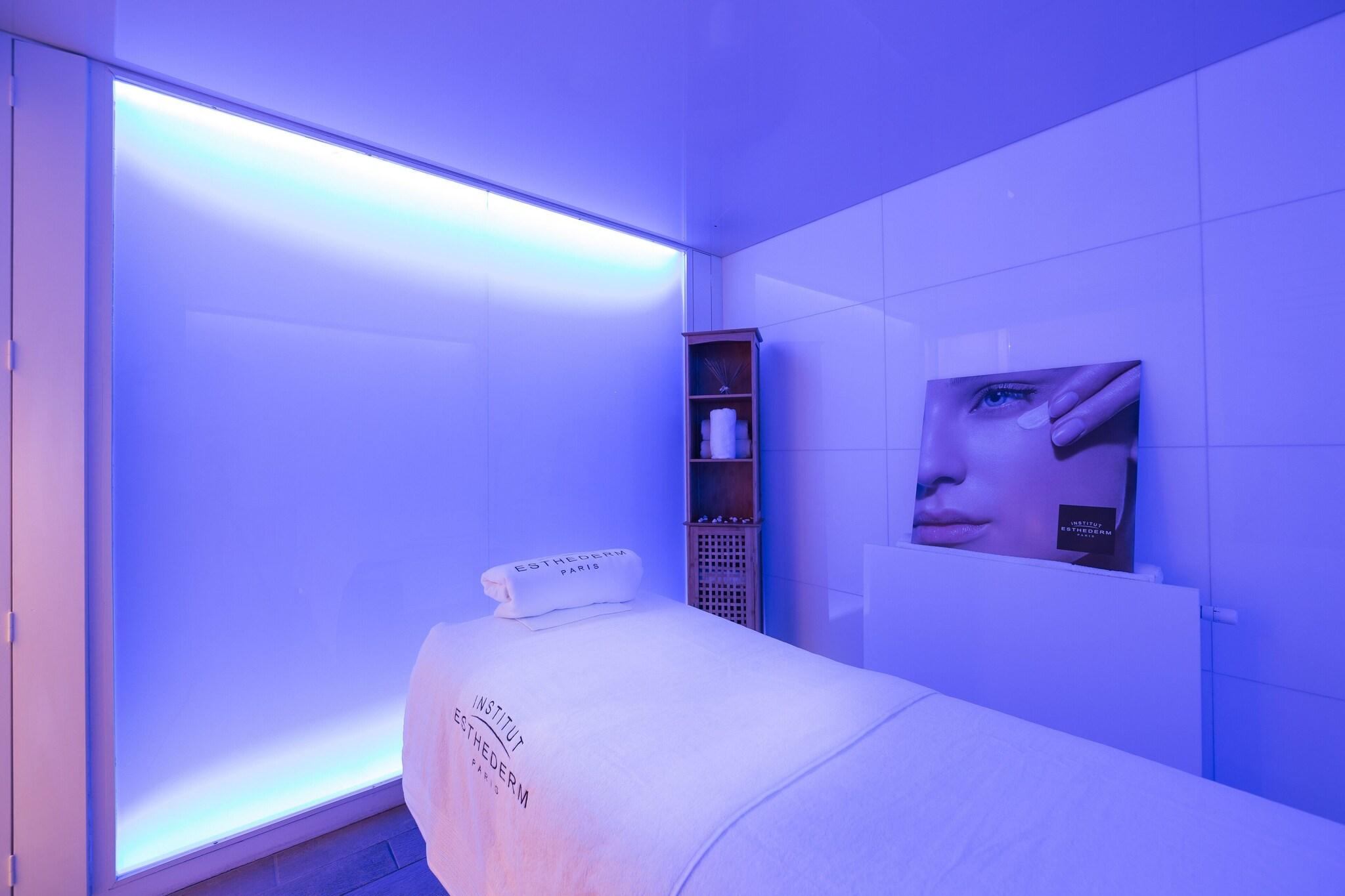 LES MANOIRS DE TOURGÉVILLE Hôtel Piscine & SPA by null