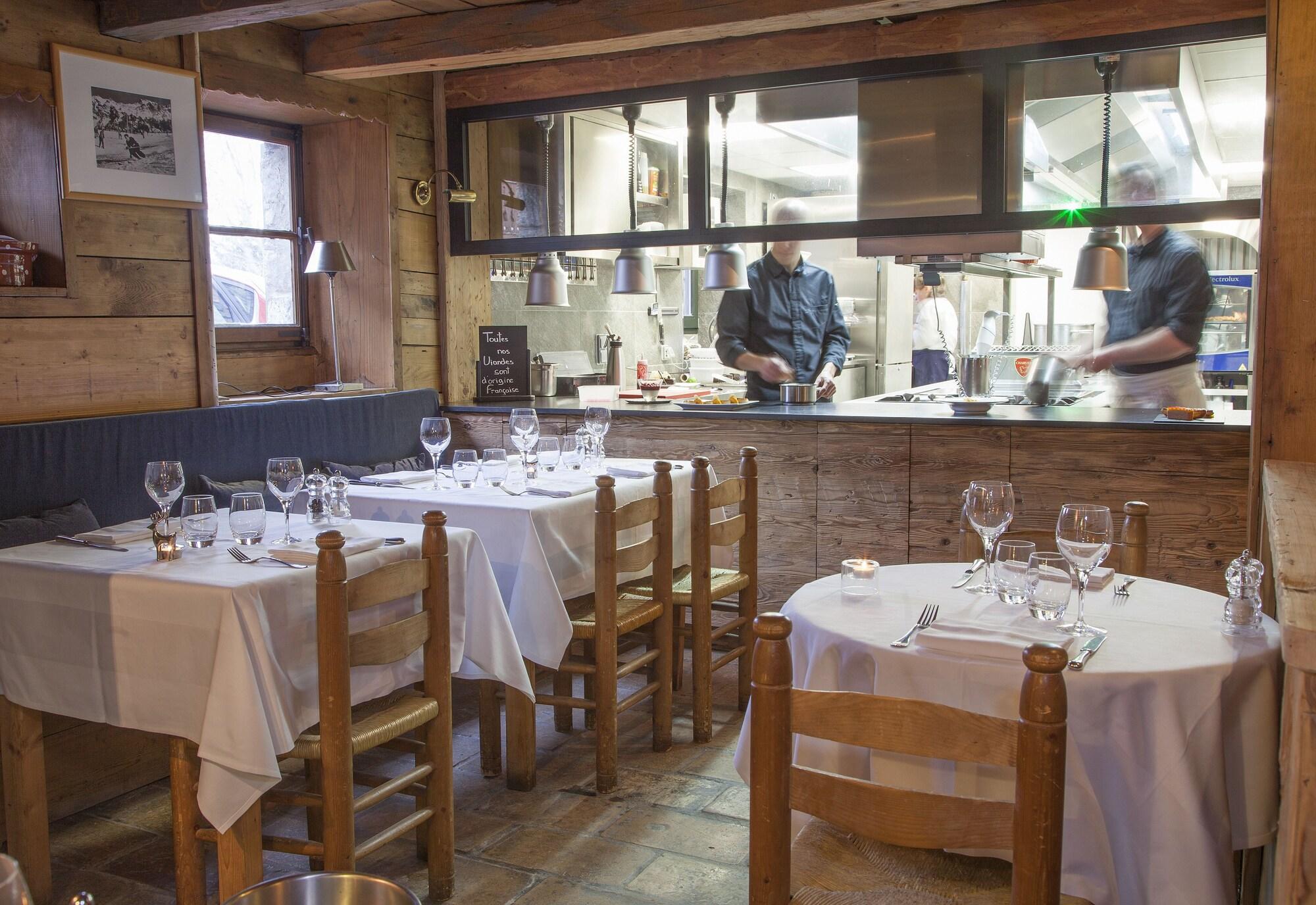 Au Coin du Feu by null