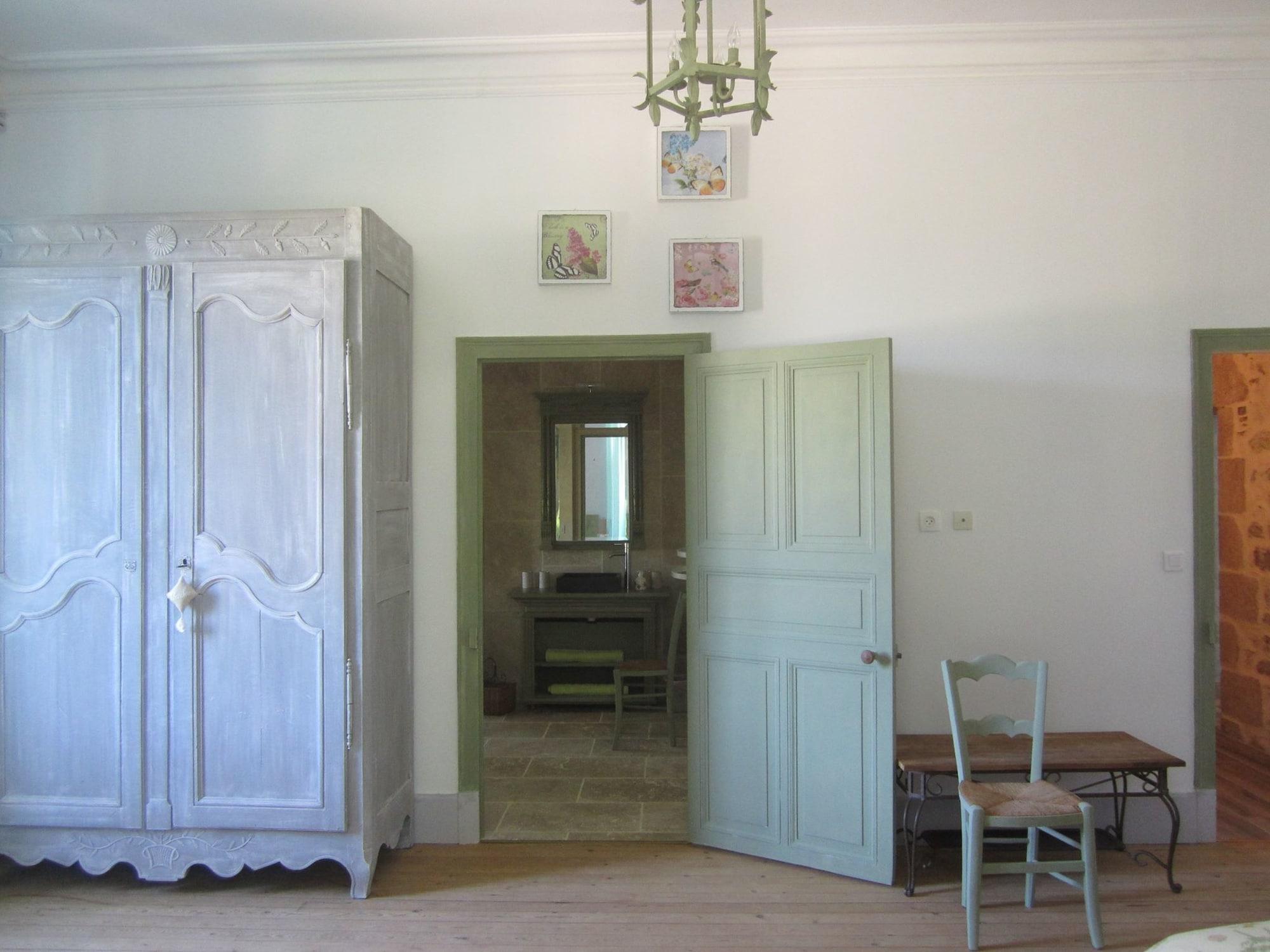 Le Manoir Aux Douves