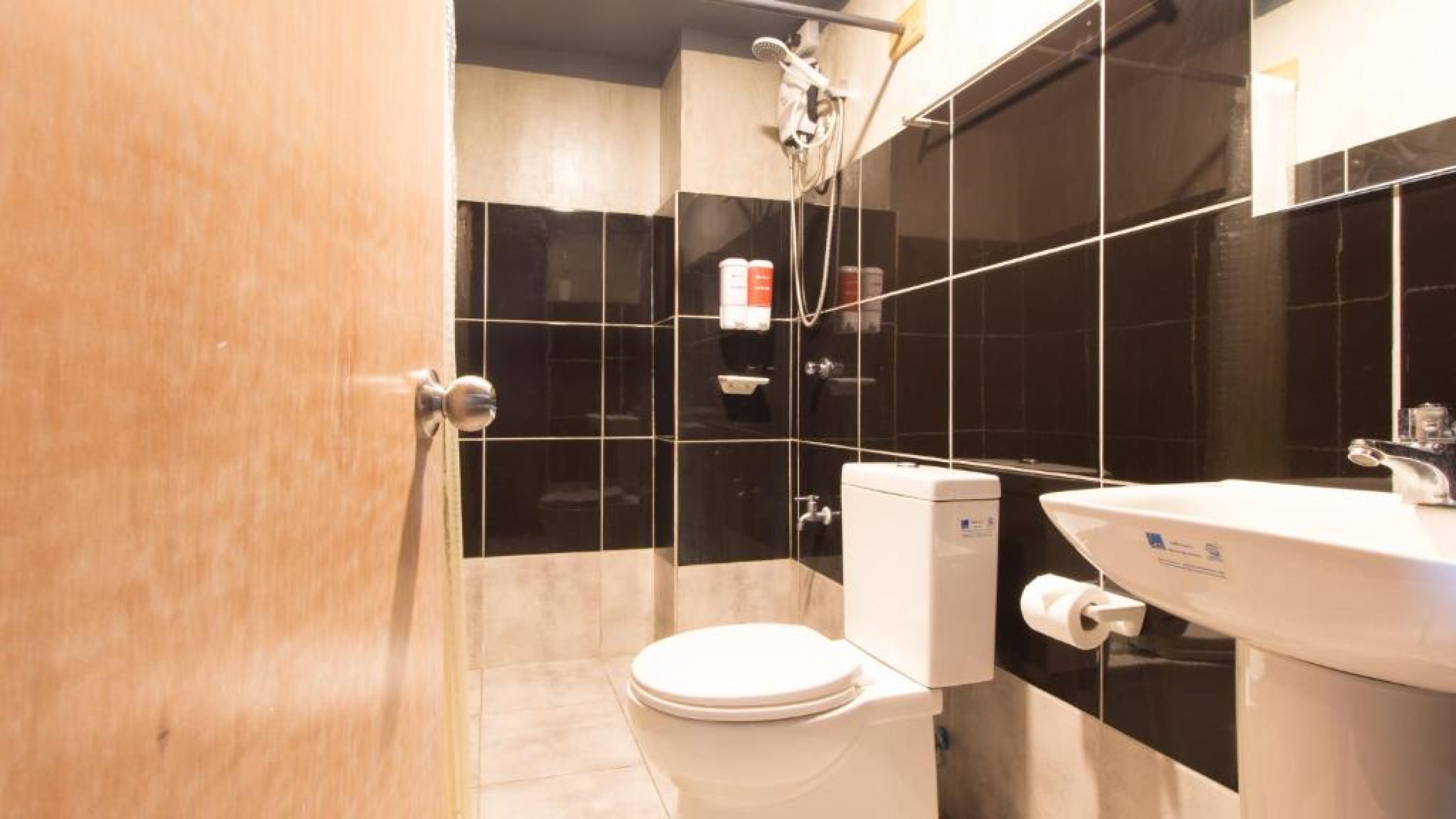 RedDoorz Plus @ Taft North Mandurriao
