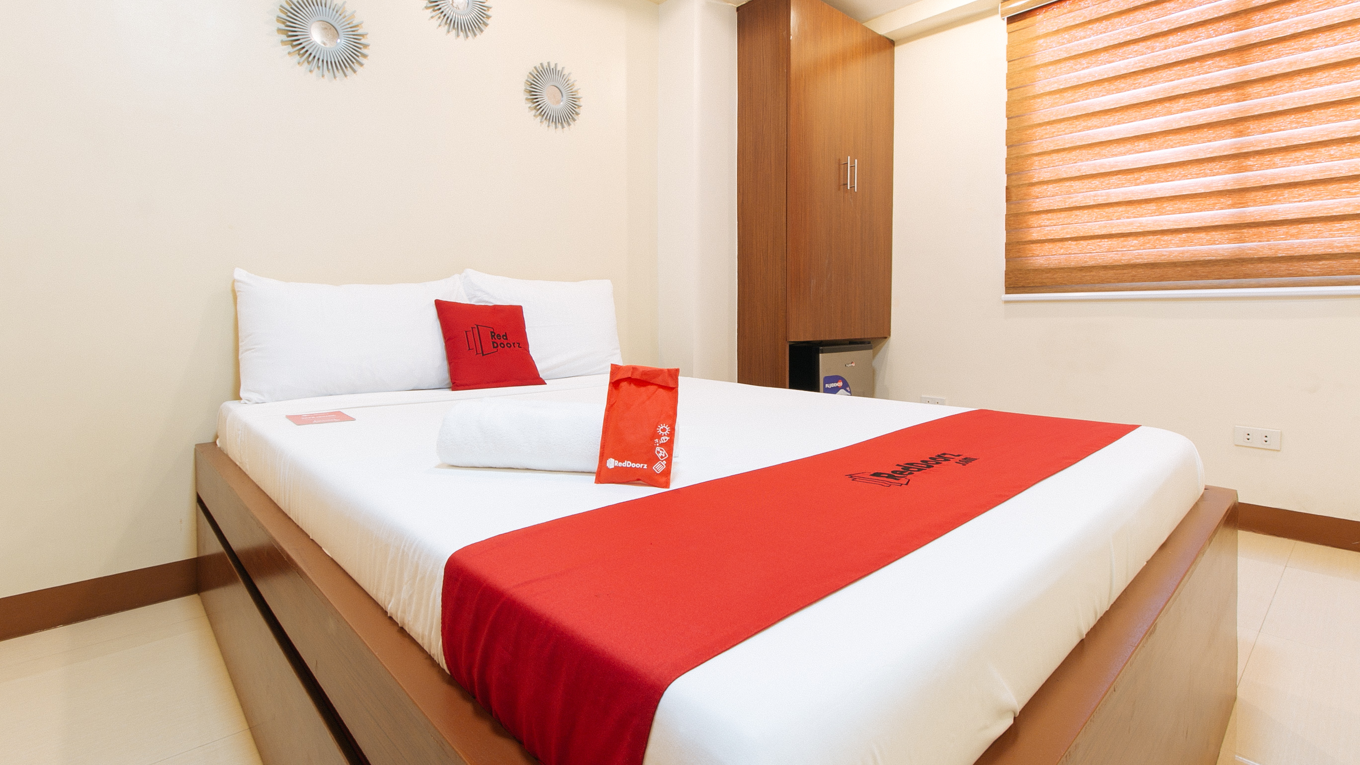 RedDoorz Plus near Uptown BGC Mall