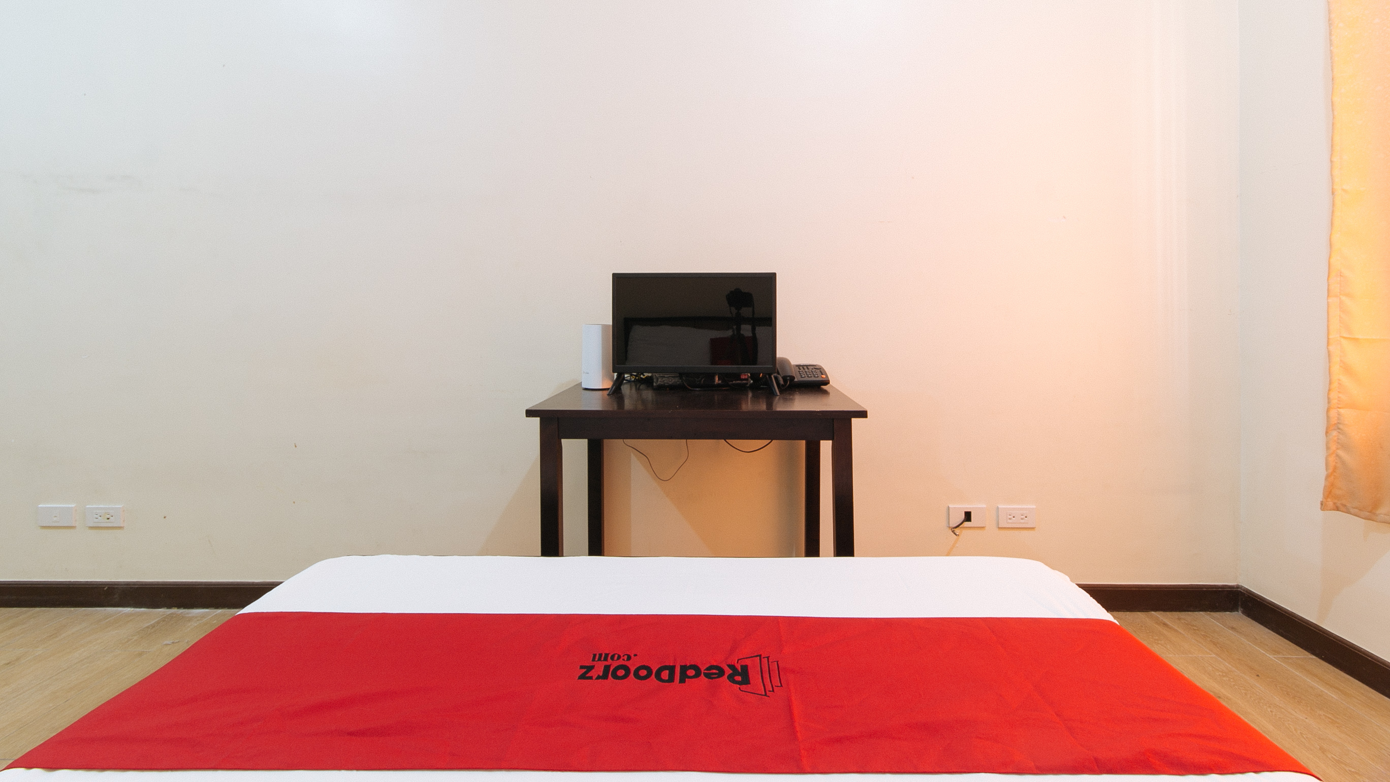 RedDoorz Premium @ Paseo Verde Las Pinas