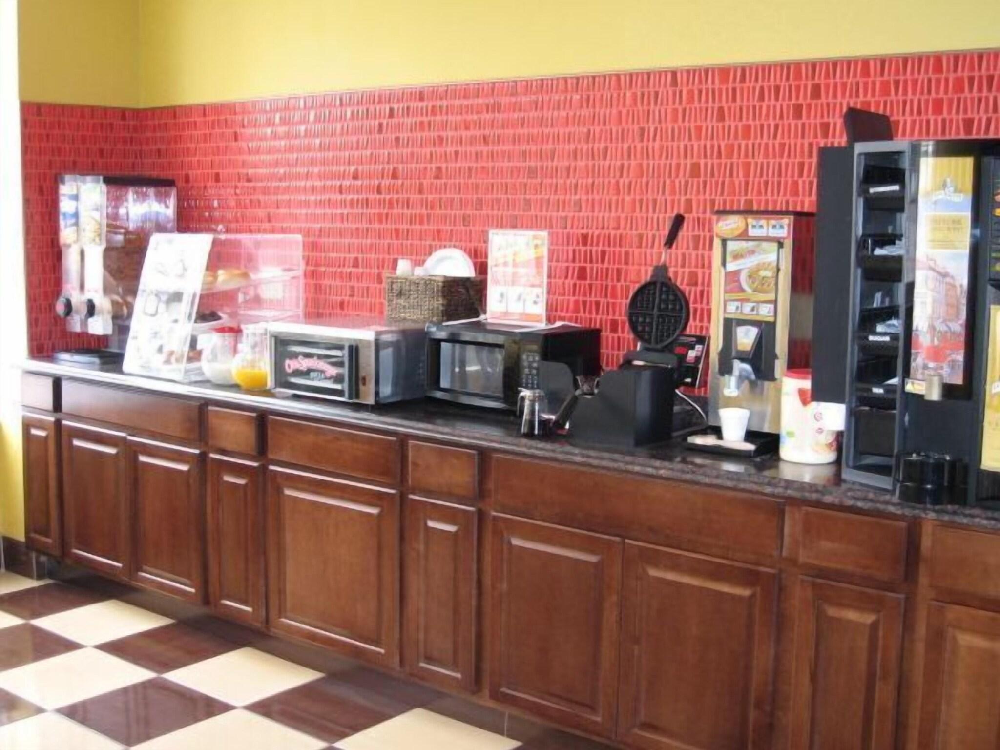Townhouse Inn & Suites