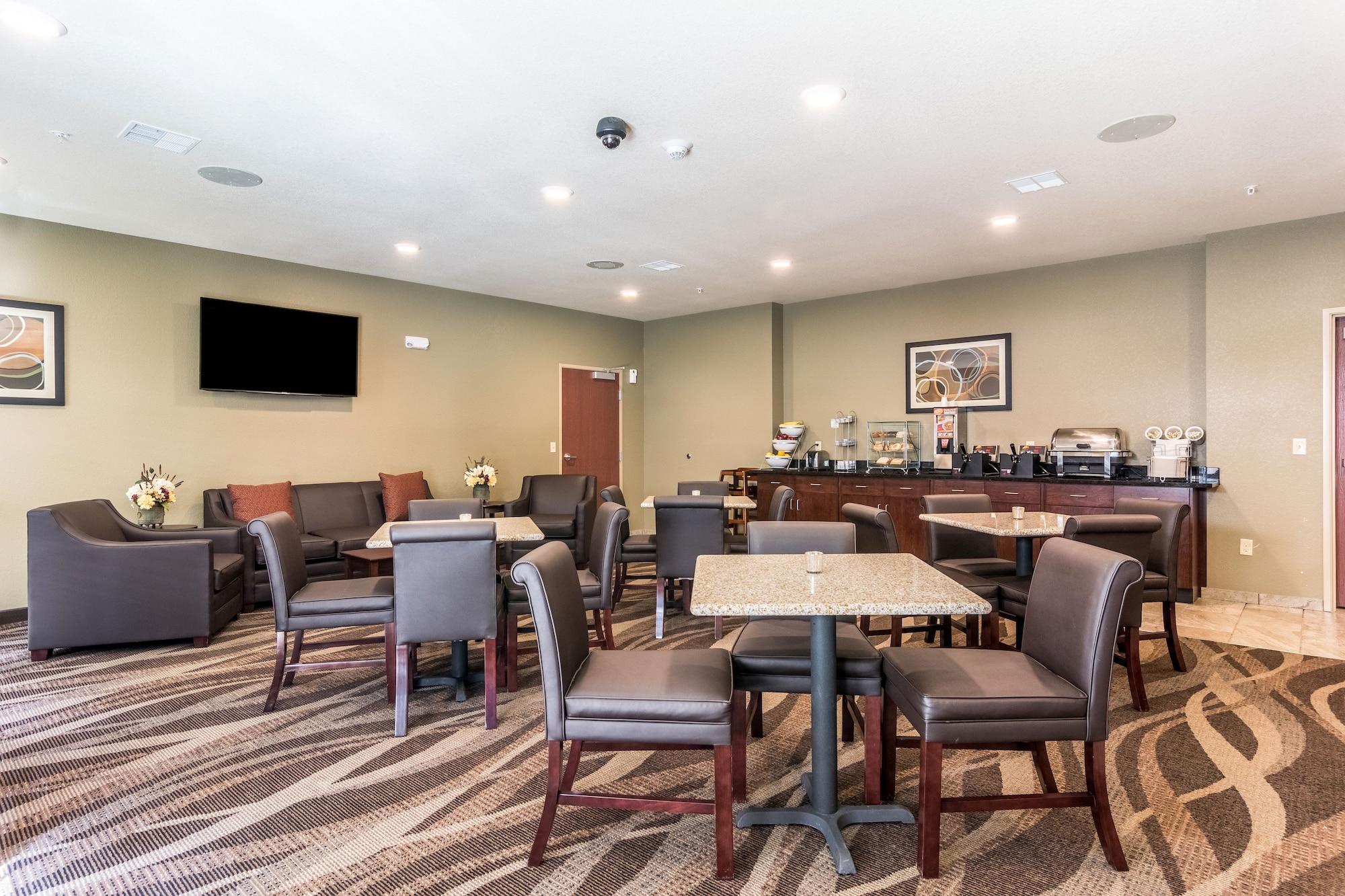 Cobblestone Hotel & Suites - Hutchinson
