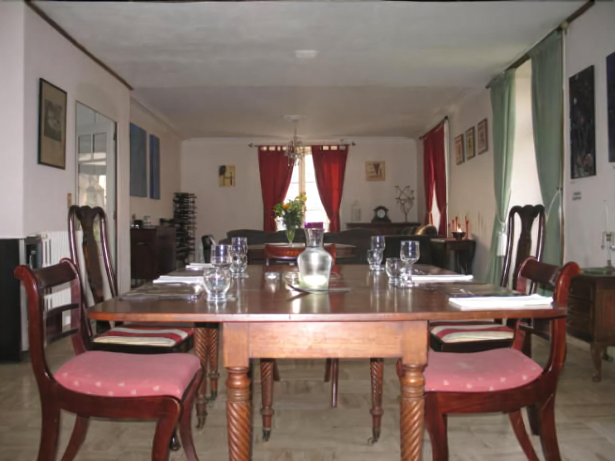 Le Voltaire Chambres et Table d'Hotes