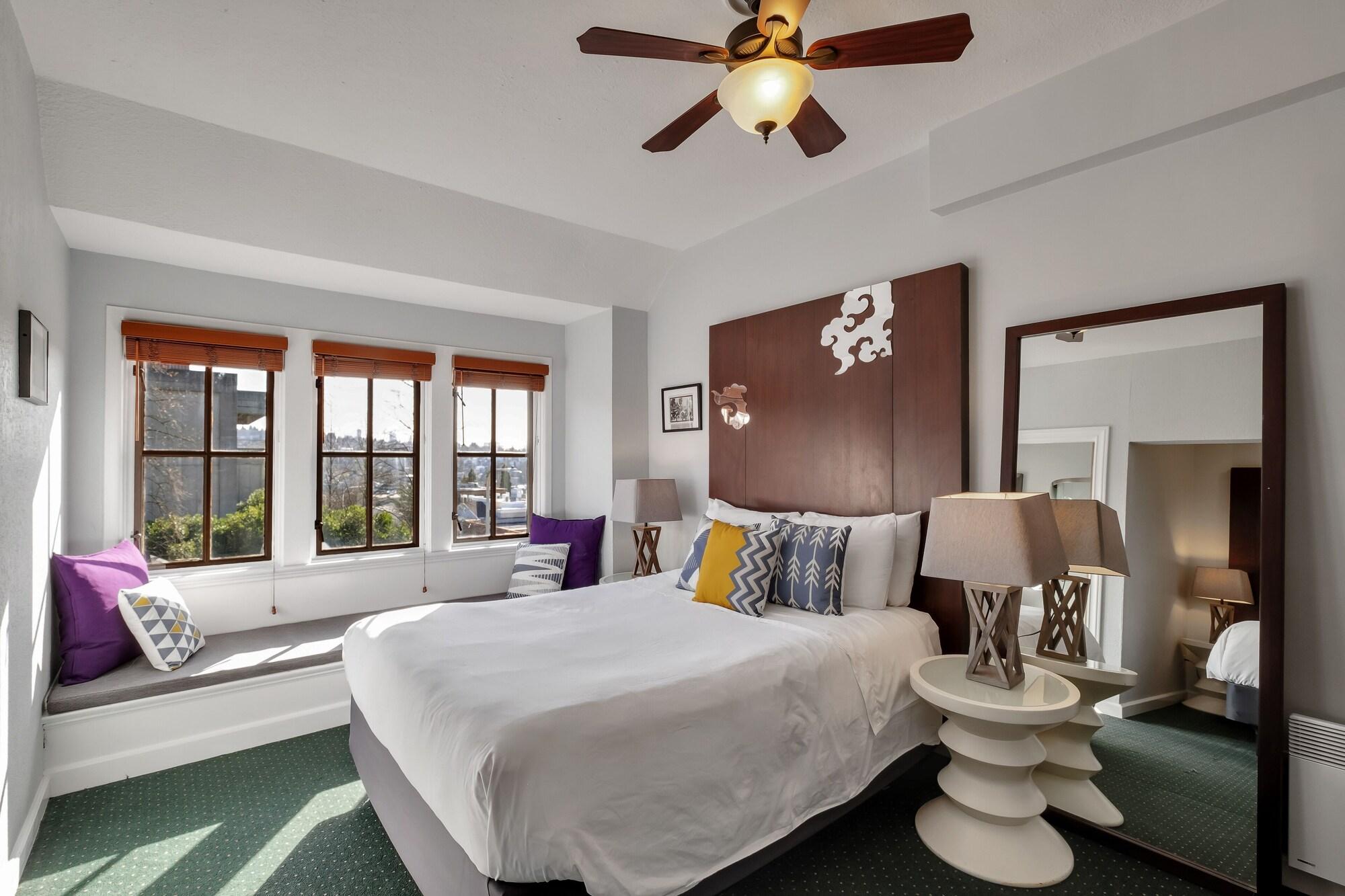 College Inn Hotel by null