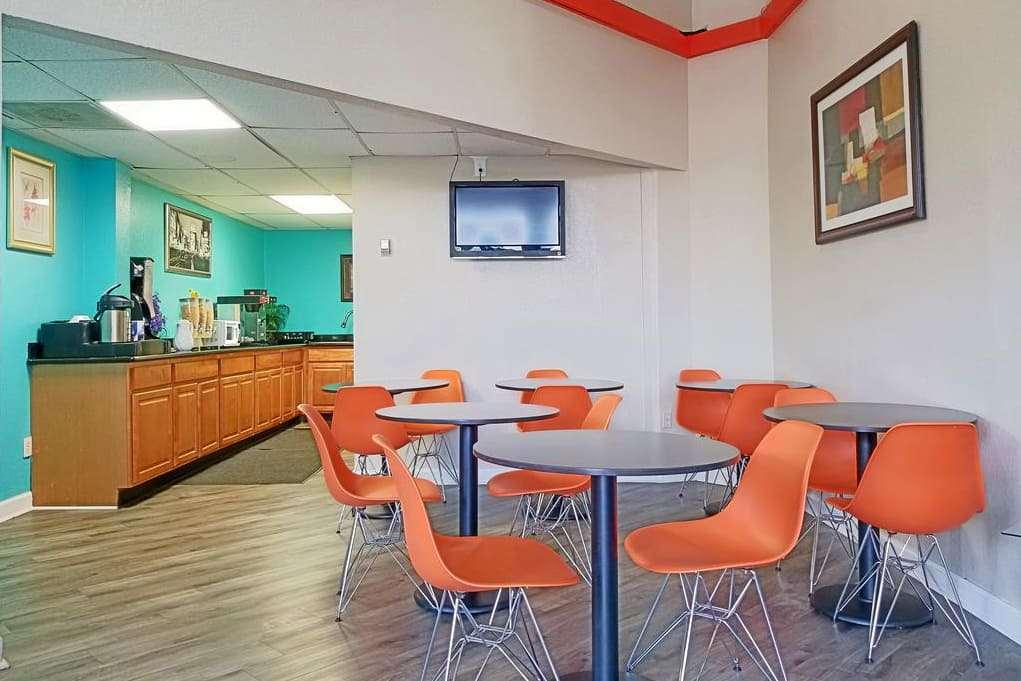 Howard Johnson by Wyndham Houston Hobby Airport