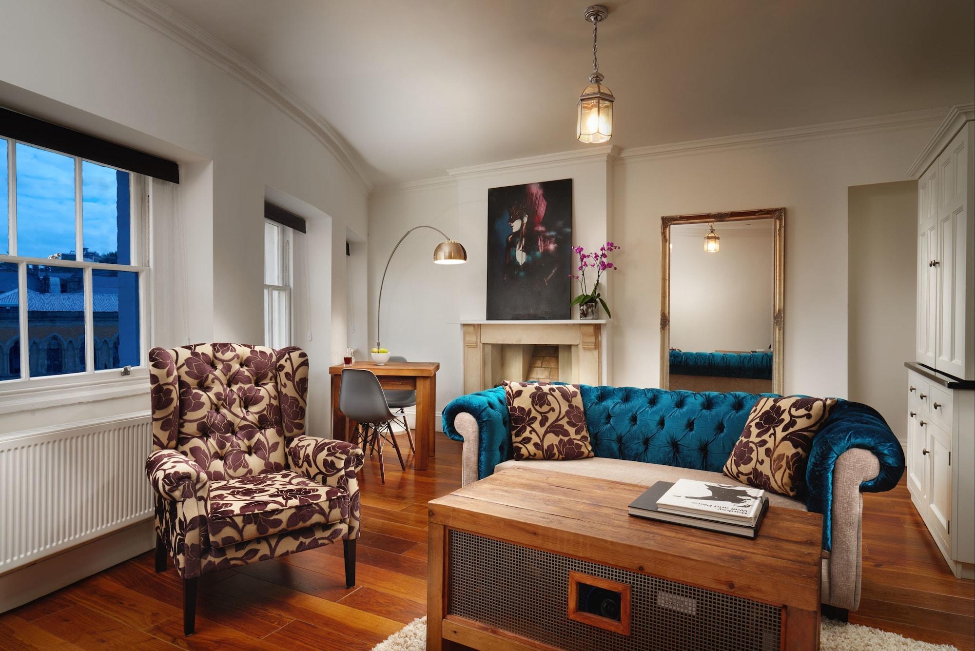 Berkeley Suites by null