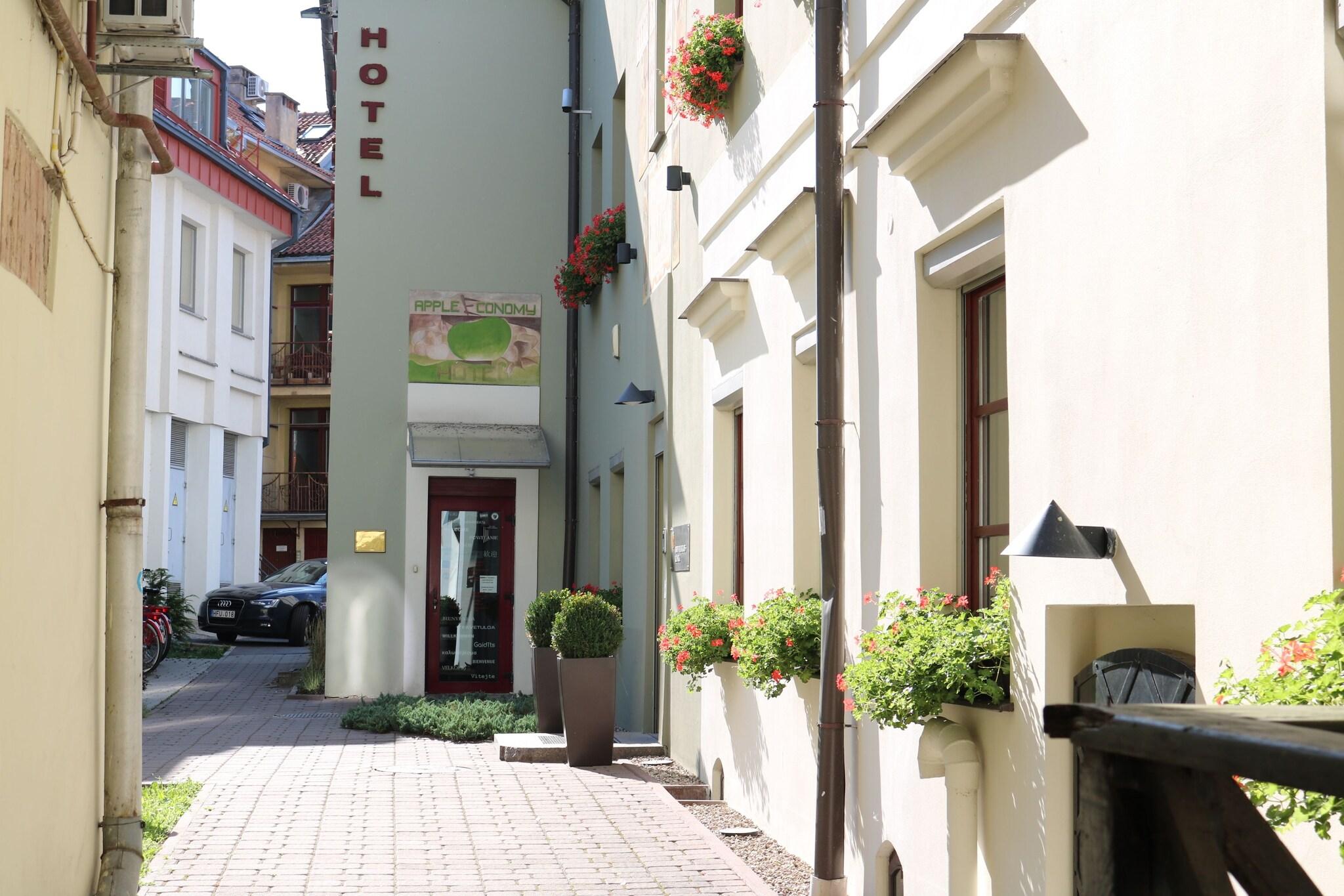 Apple Economy Hotel by null