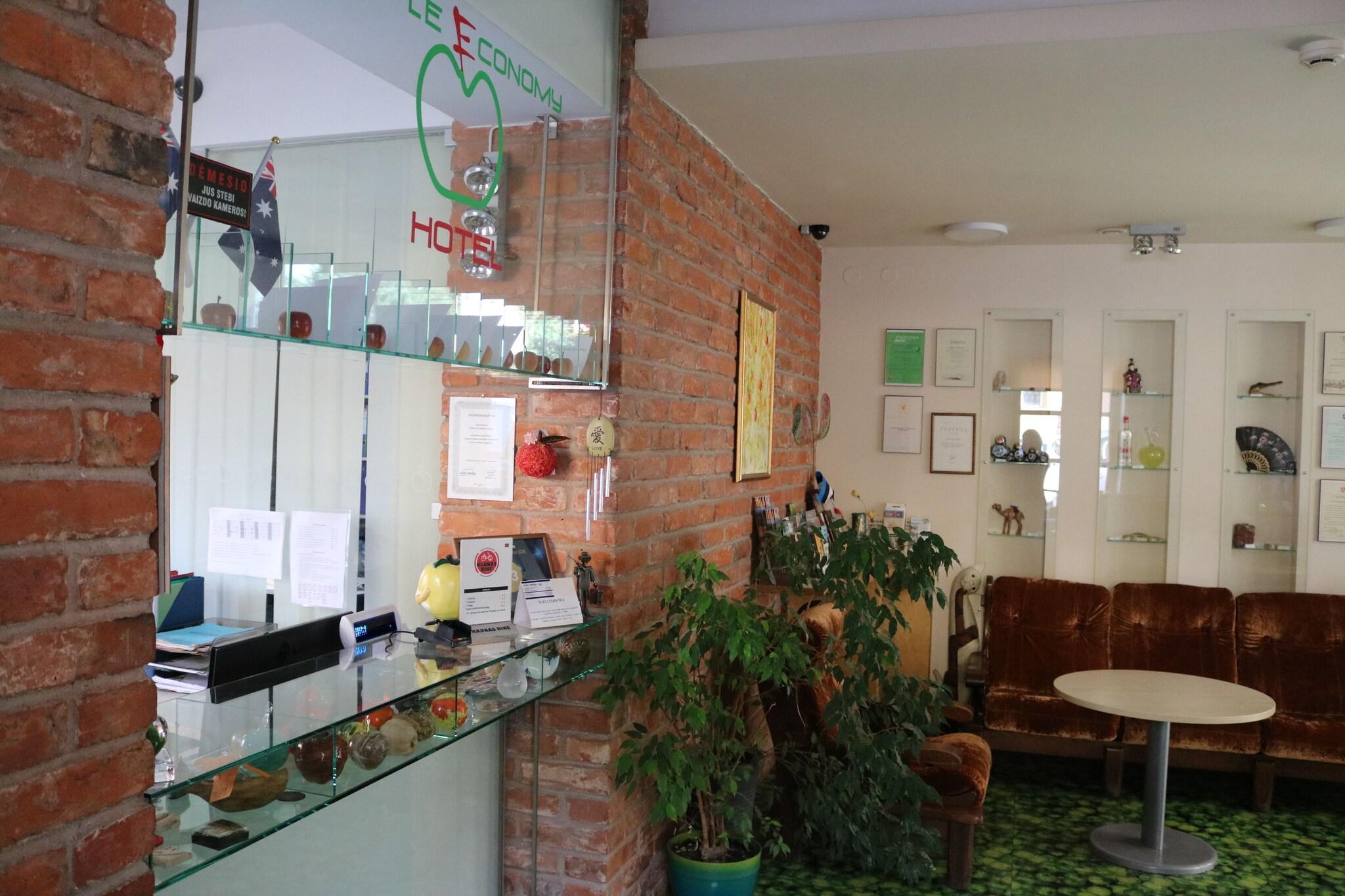 Apple Economy Hotel by null