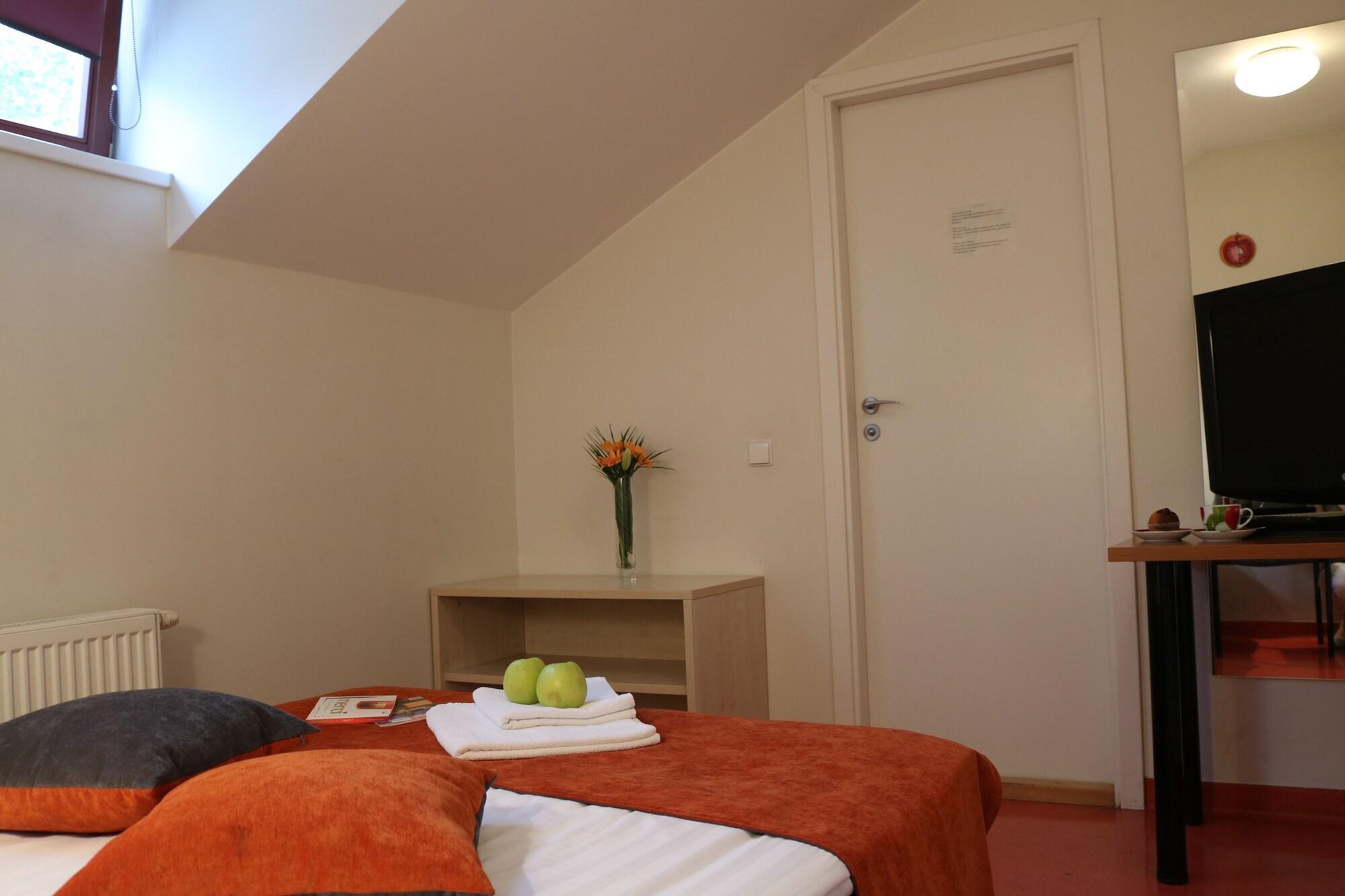 Apple Economy Hotel by null