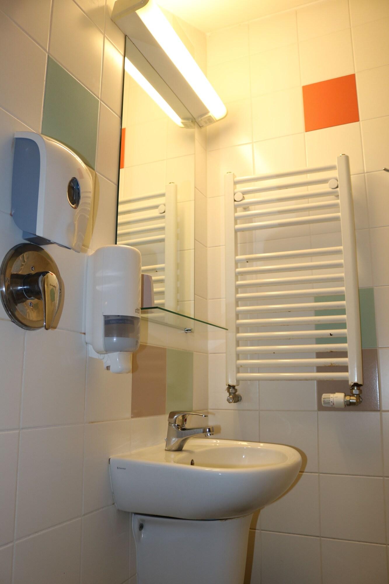 Apple Economy Hotel by null