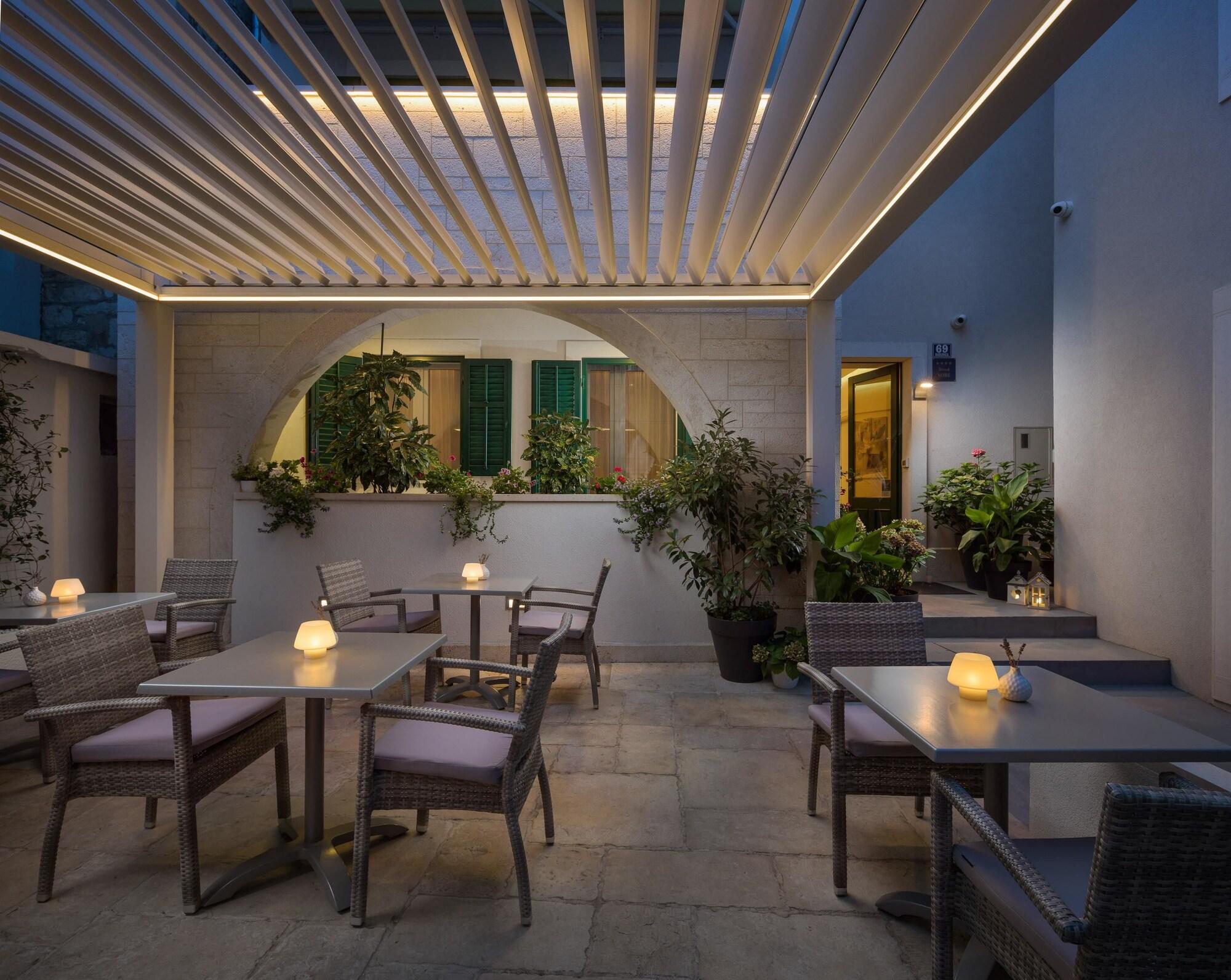 Balatura Split Luxury Rooms - Poză