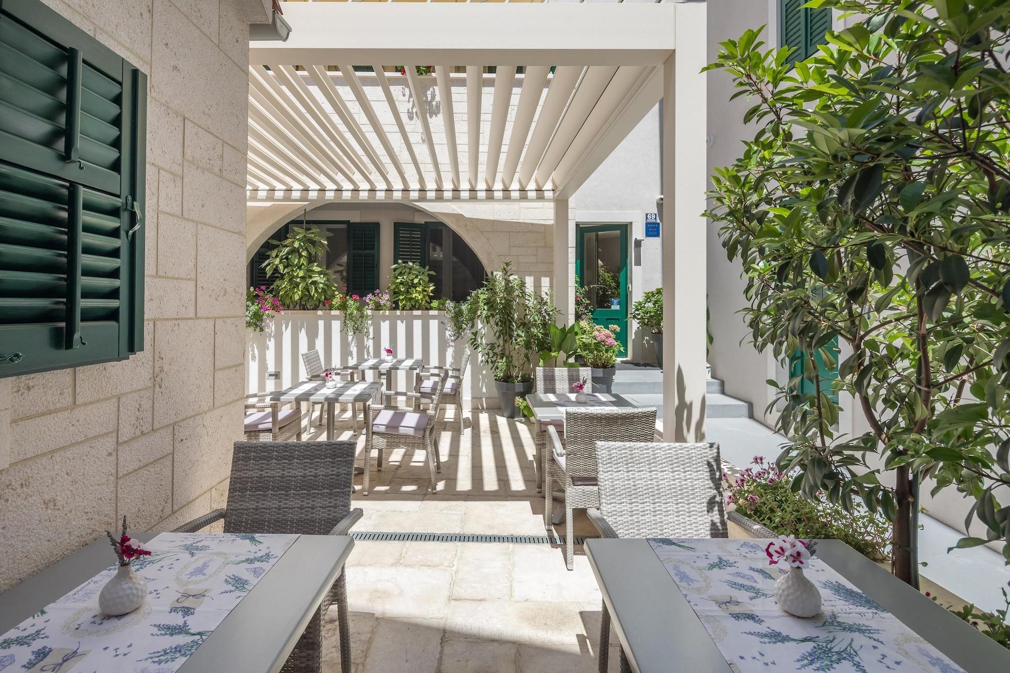 Balatura Split Luxury Rooms - Poză