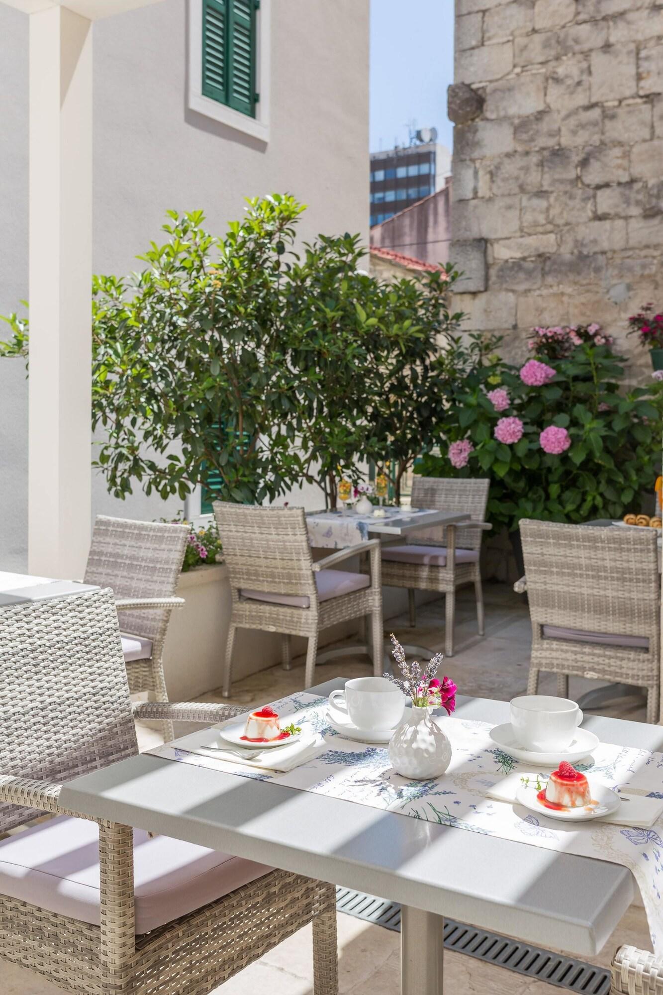 Balatura Split Luxury Rooms - Poză