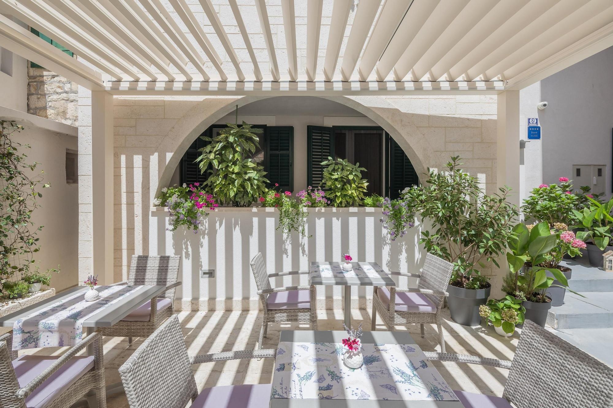 Balatura Split Luxury Rooms - Poză