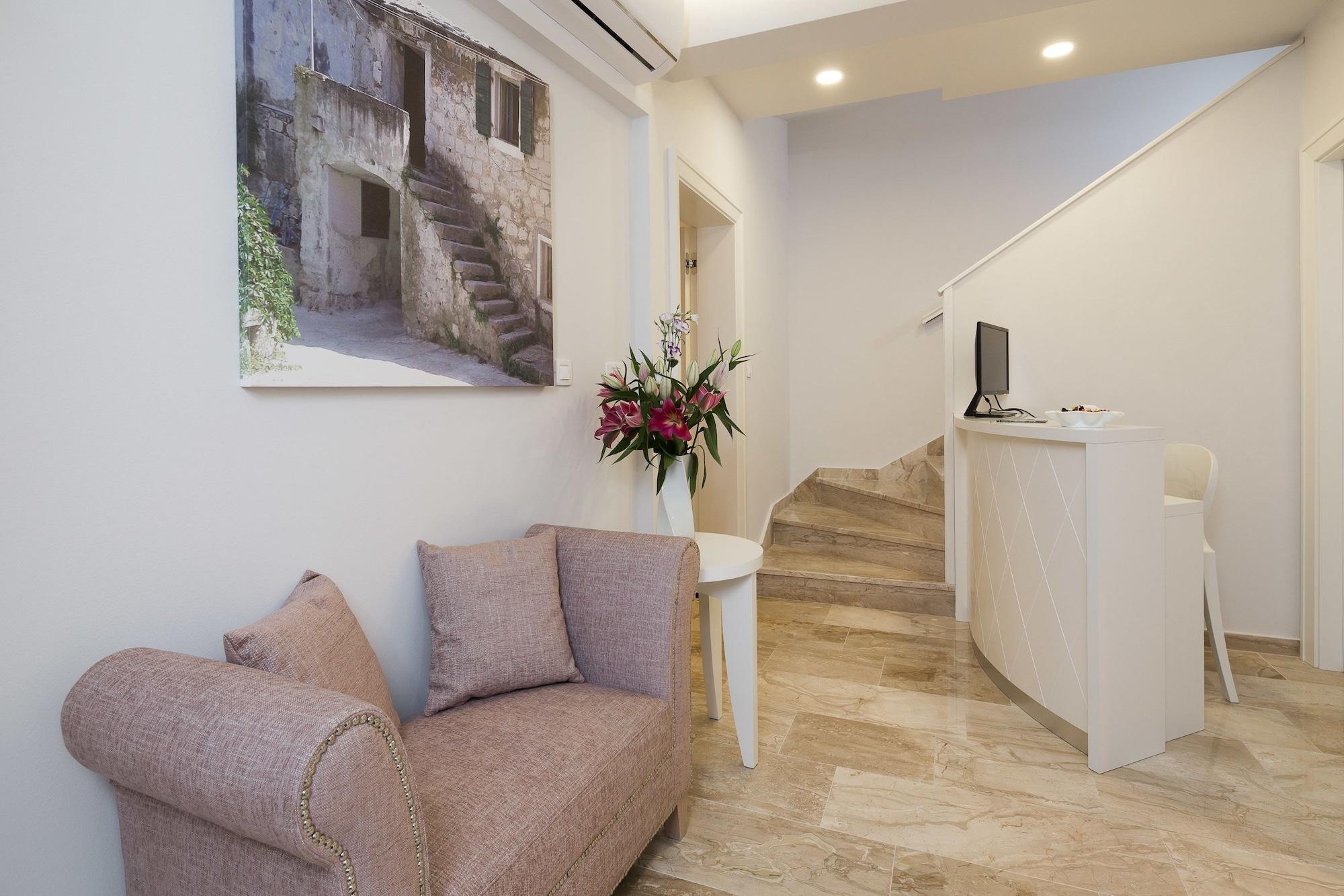 Balatura Split Luxury Rooms - Poză