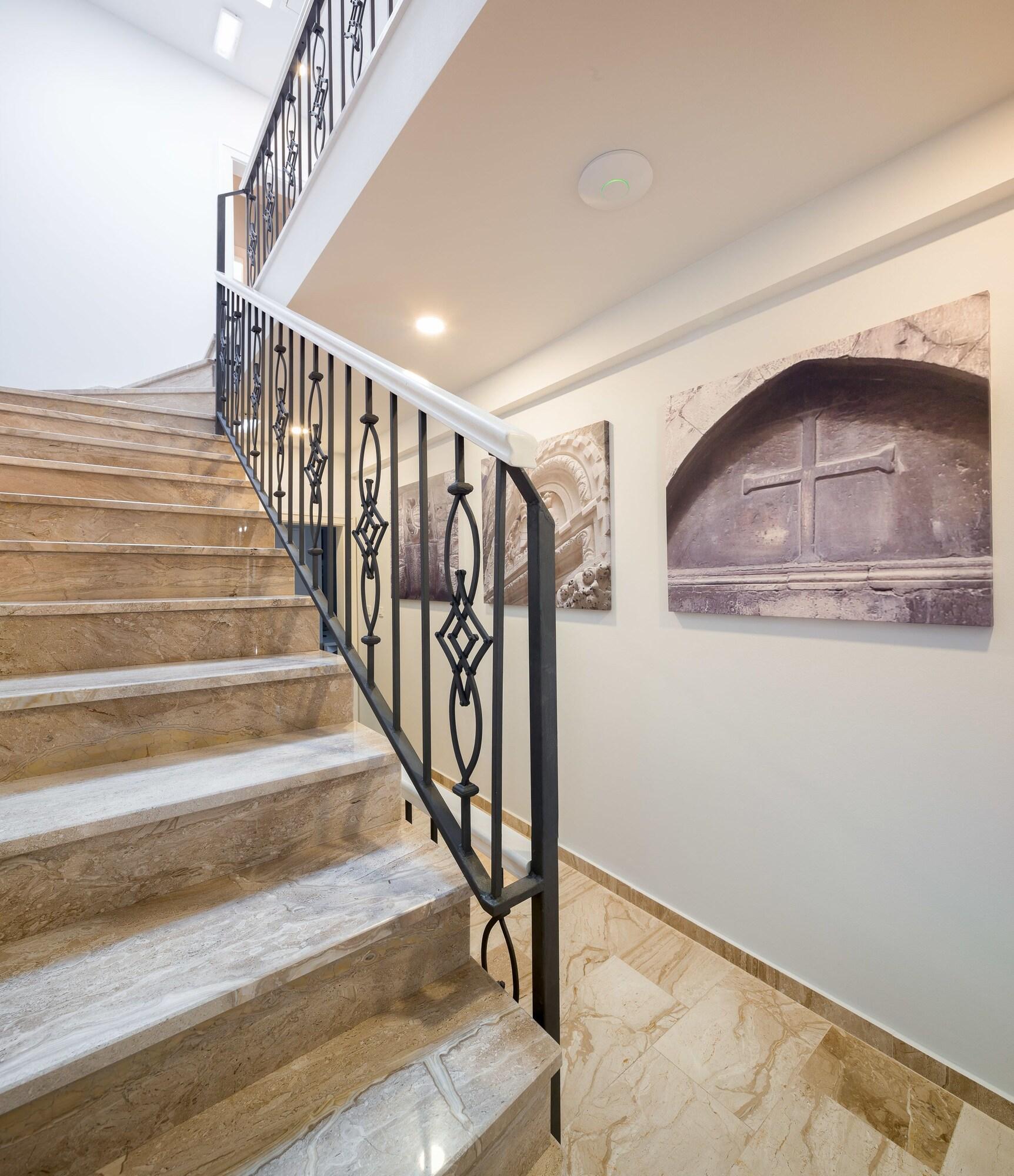 Balatura Split Luxury Rooms - Poză