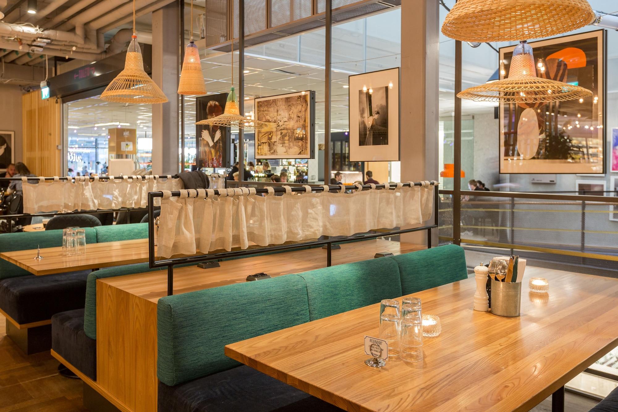 Hotel With Urban Deli by null