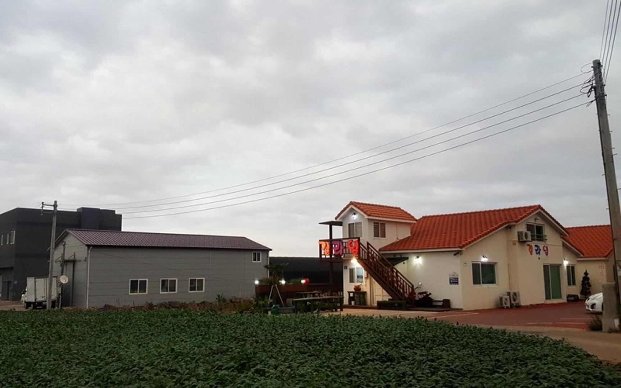 Gillime Pension Guesthouse - Hostel