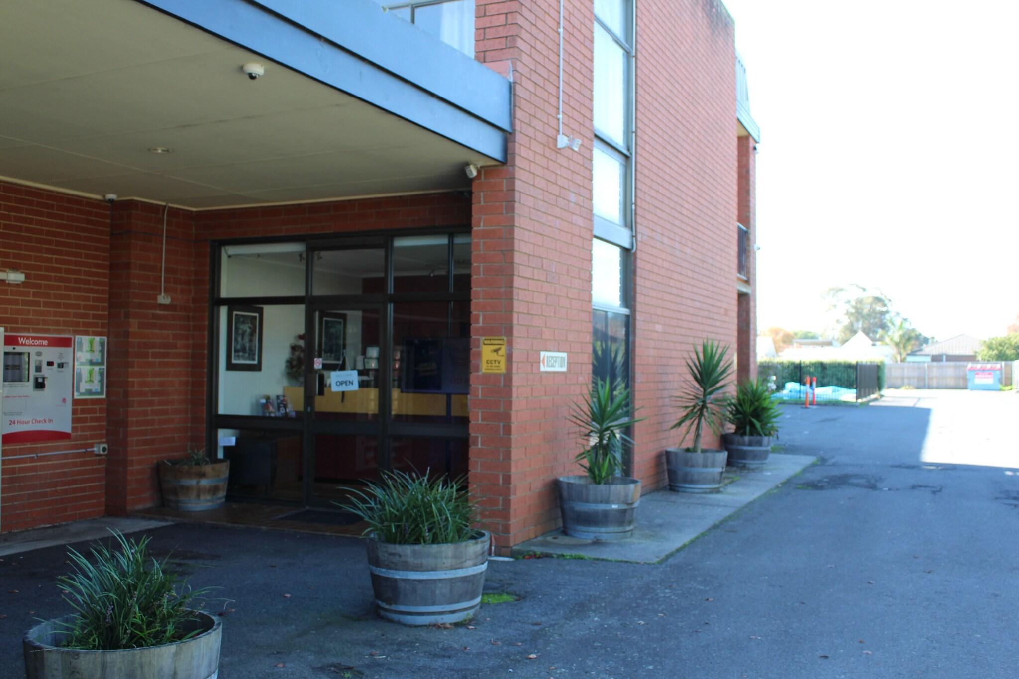 Moe Motor Inn