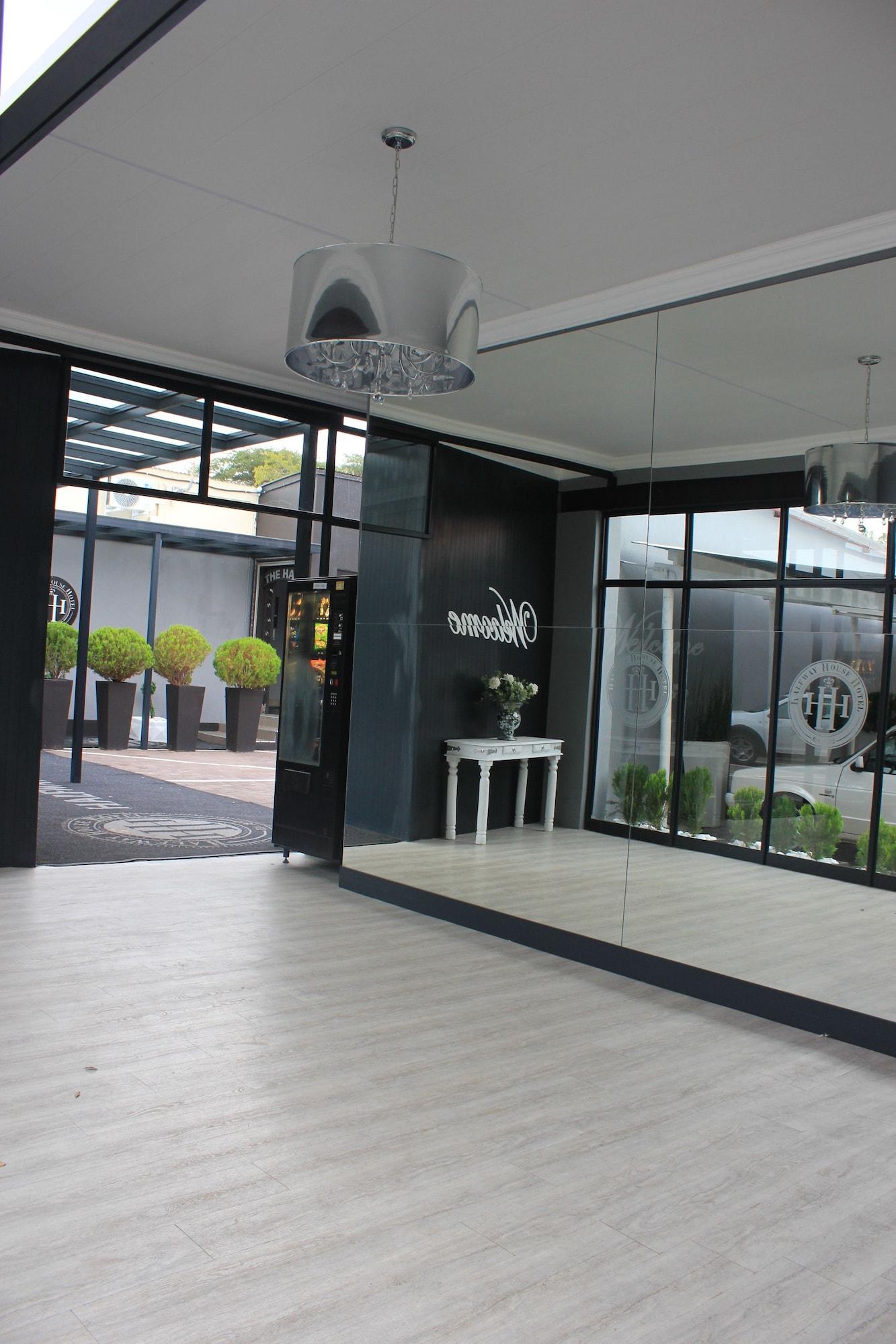 Halfway House Hotel Kimberley by null