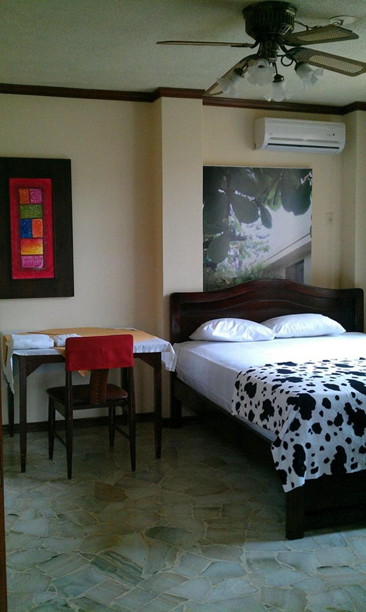 Golden Mar Hostal