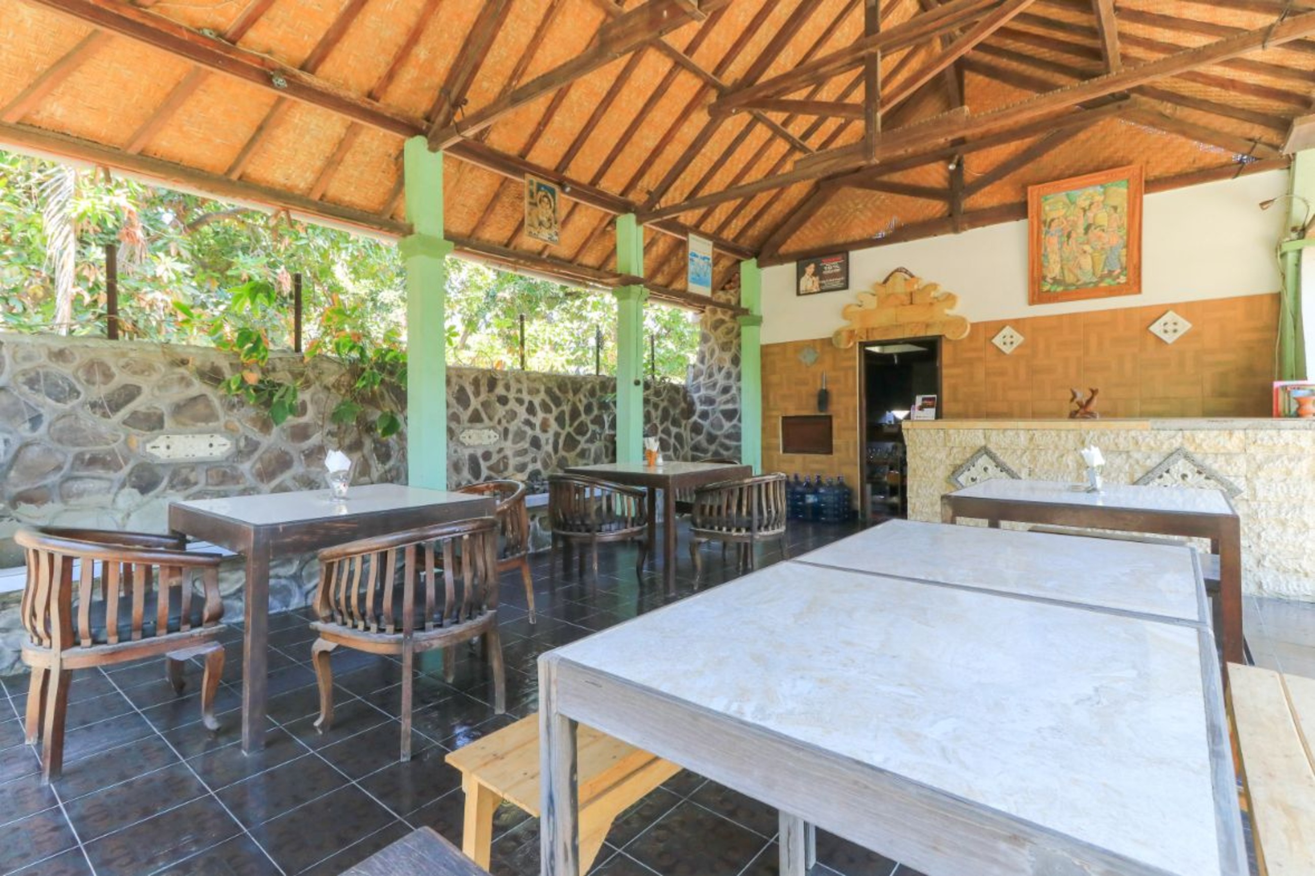 Hotel Tara Bar & Resto Air Sanih by ZUZU