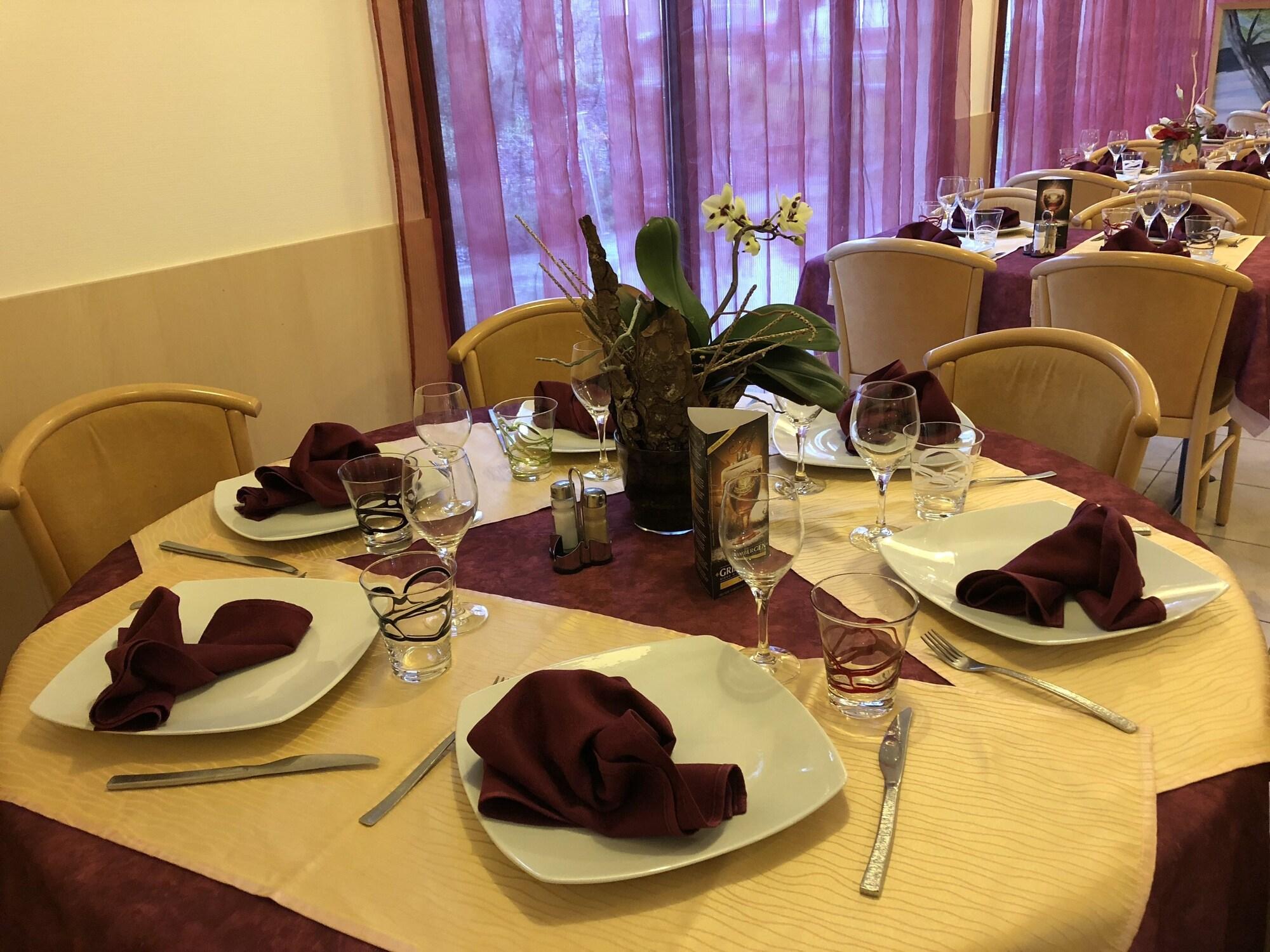 Hotel Restaurant Le Champs Des Lys