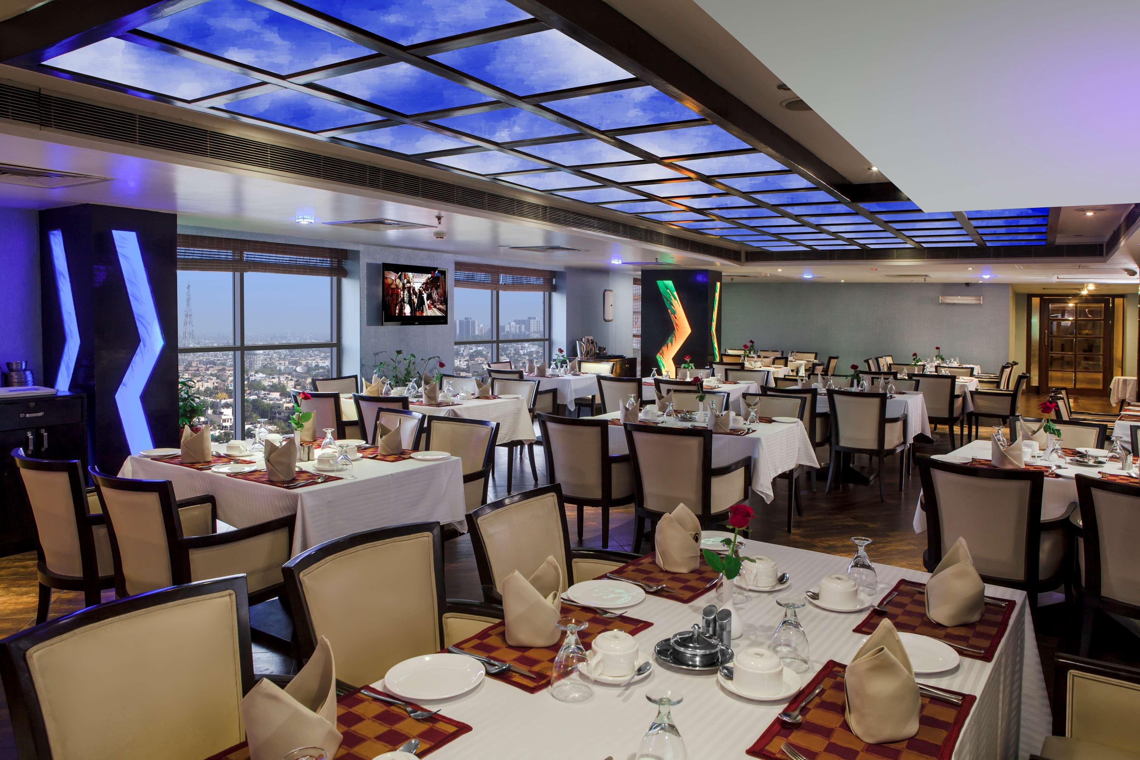 Le Lac Sarovar Portico