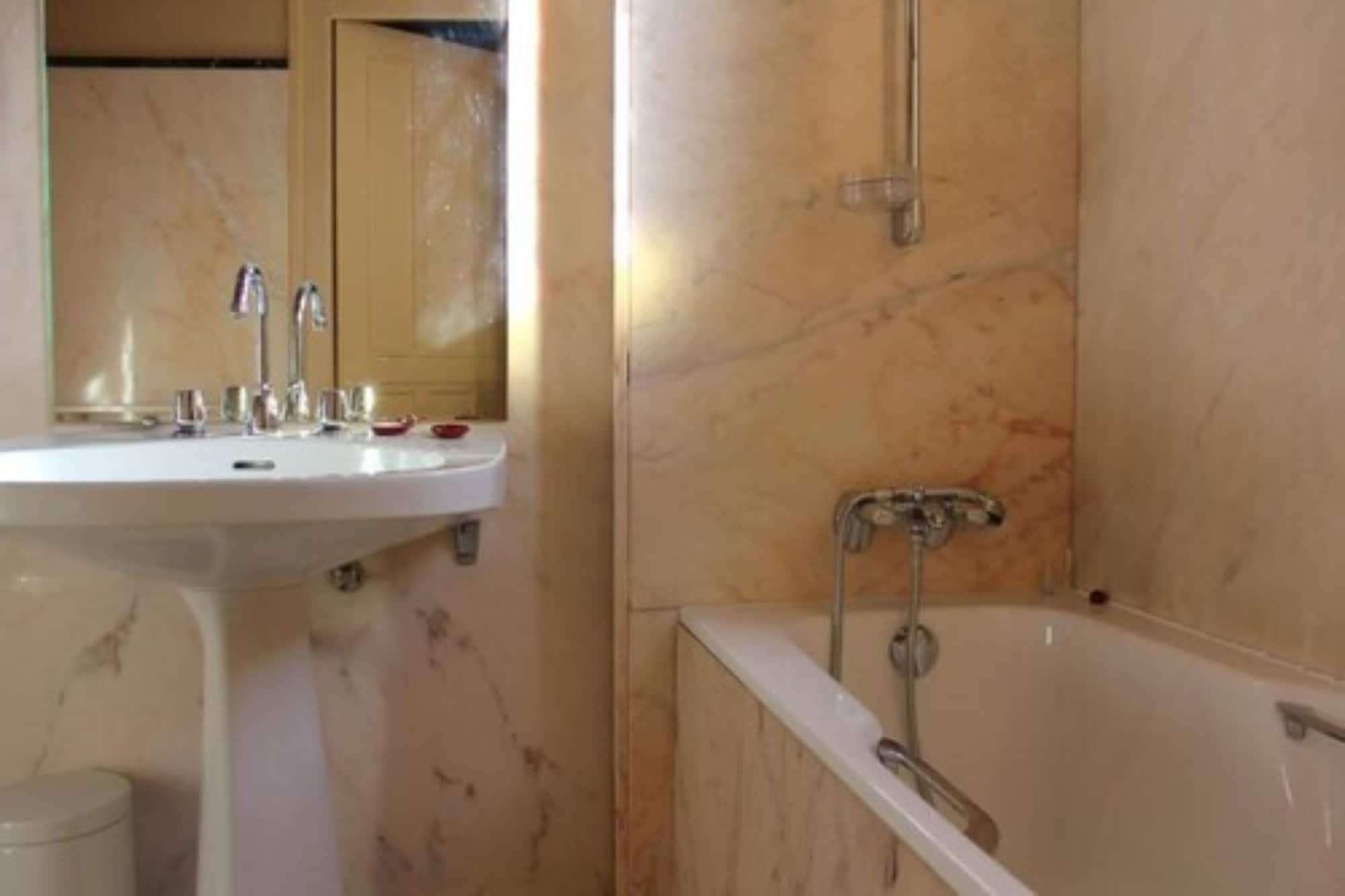 Hostellerie de Pérouges by null