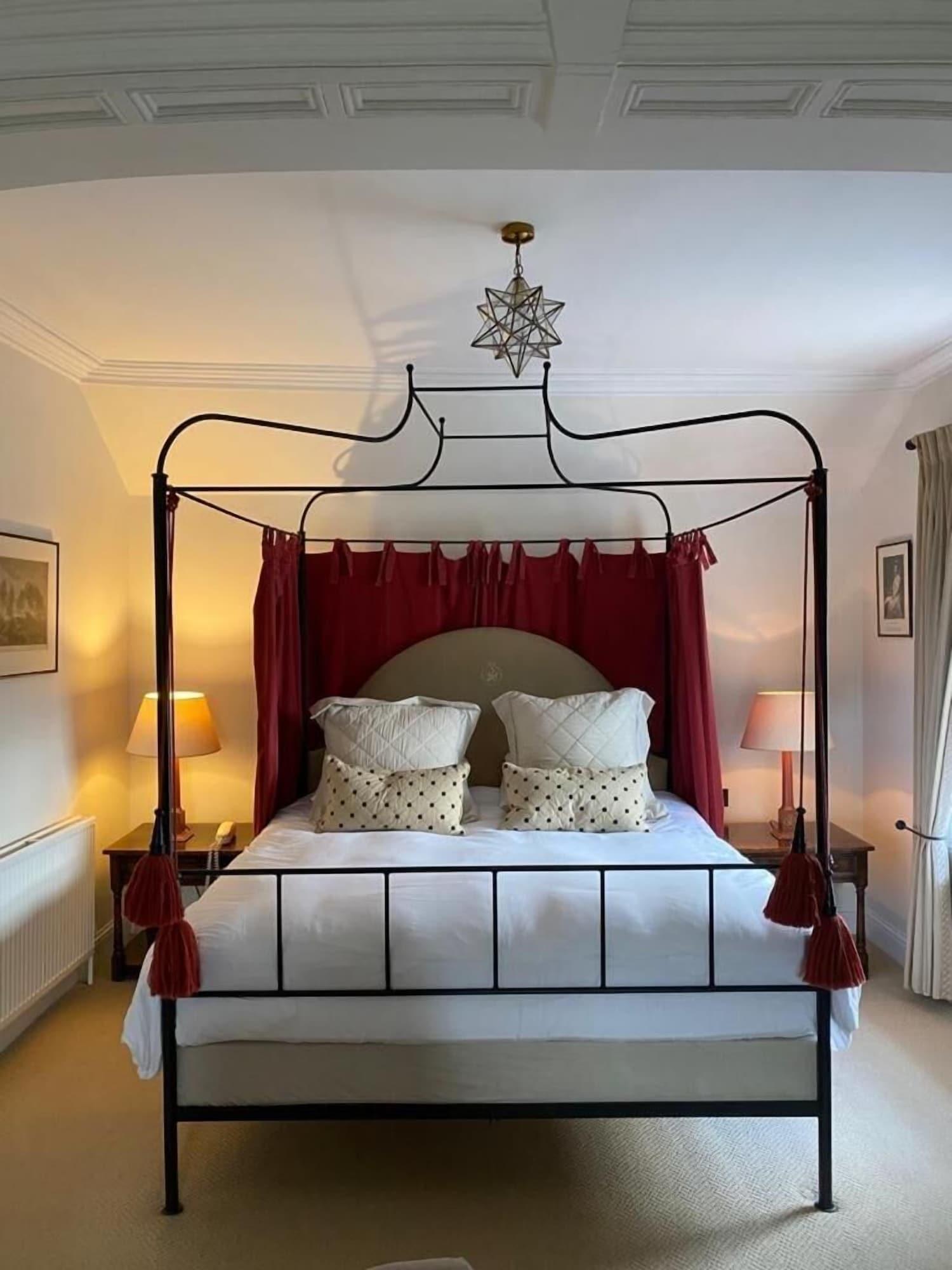 The Royal Hotel Comrie by null