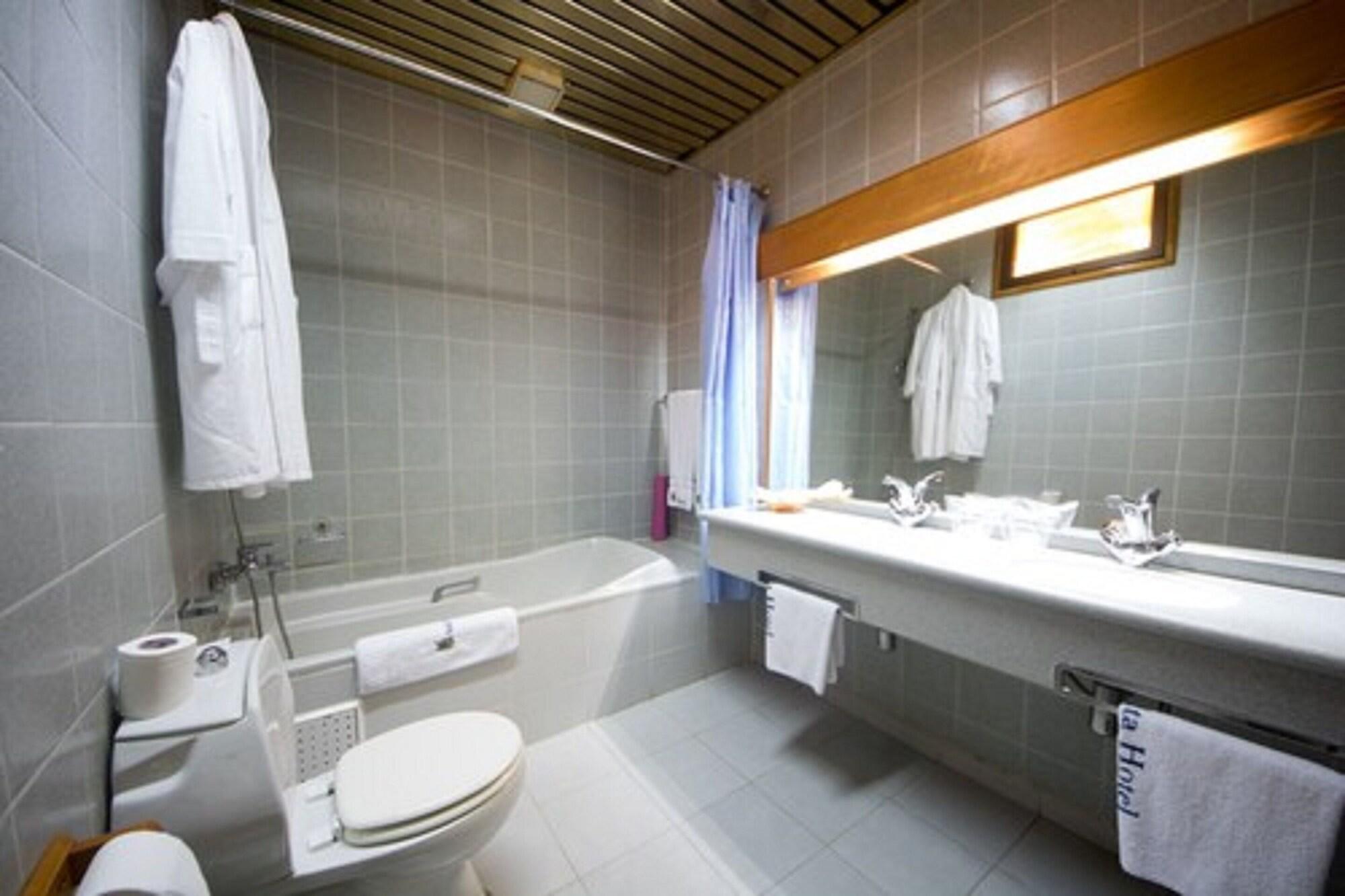 Volta Hotel Akosombo by null