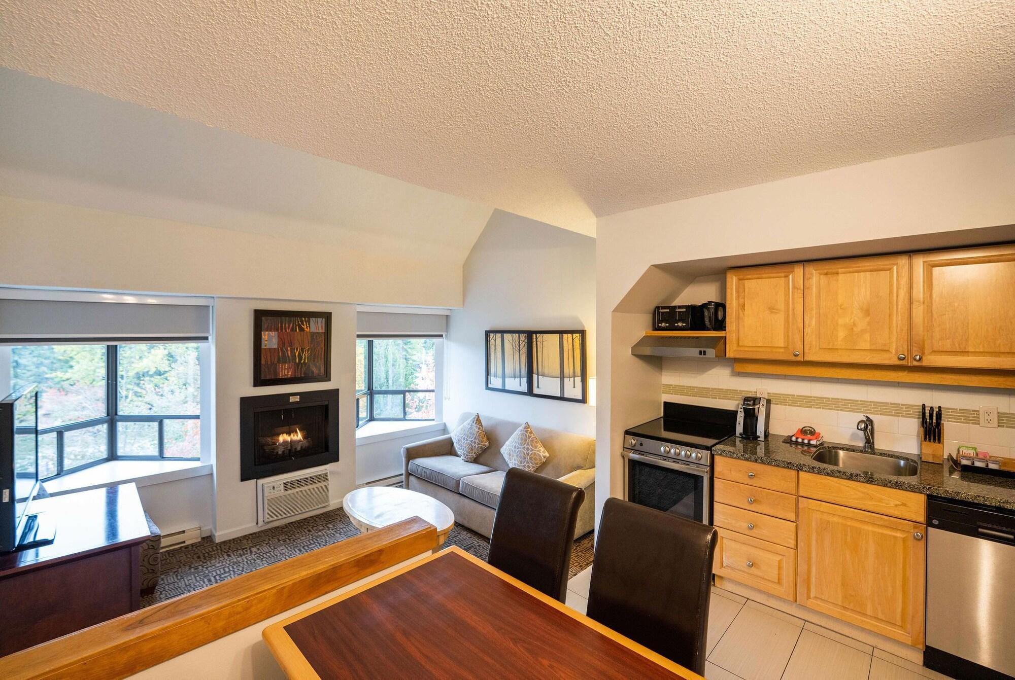 Mountain Side Hotel Whistler By Executive