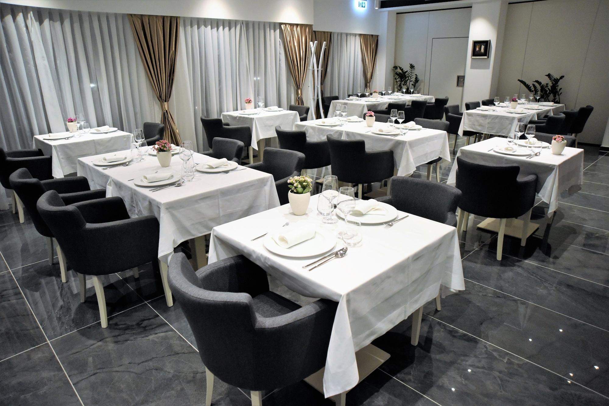 Santiny Hotel & Restaurant