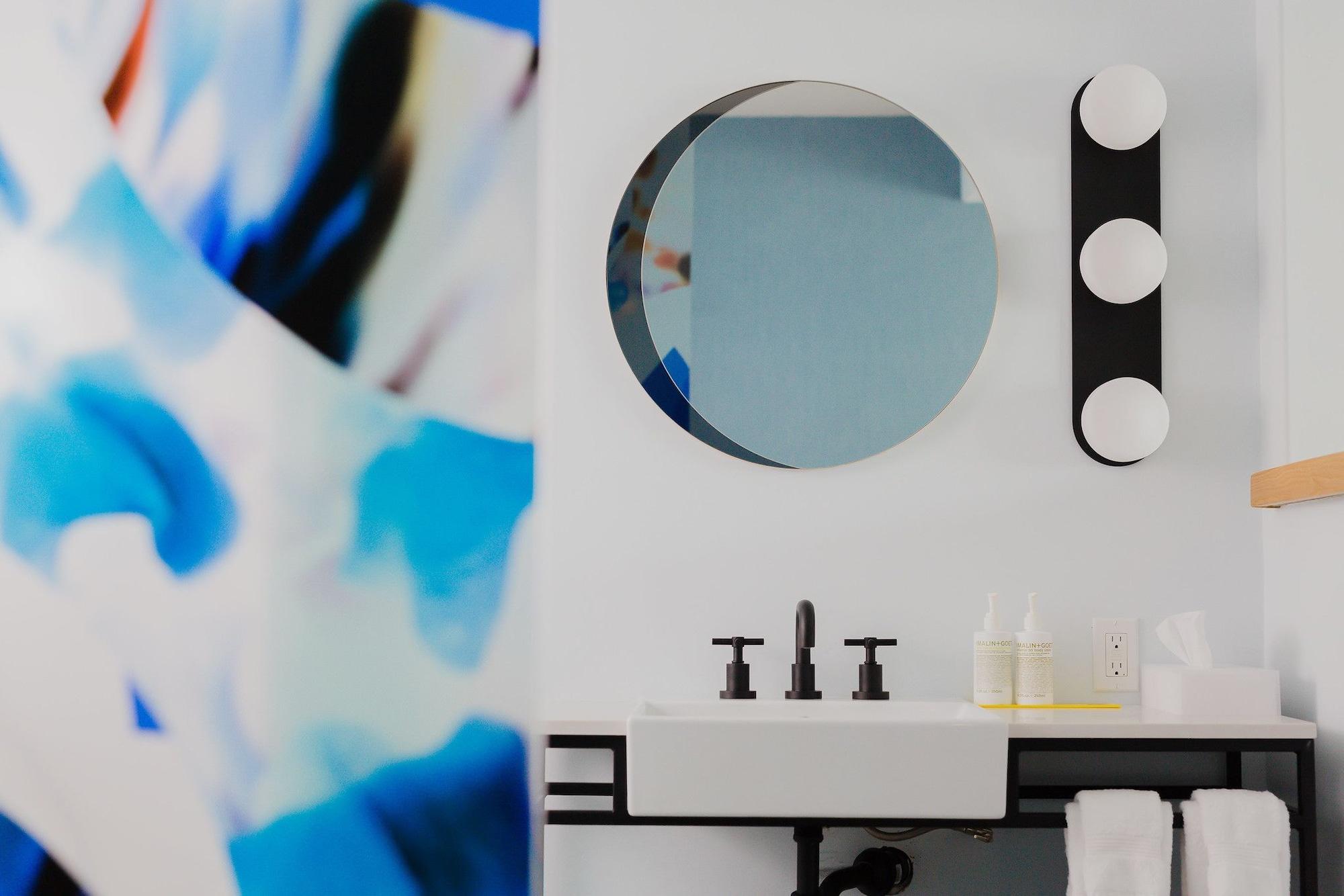 Drake Motor Inn by null