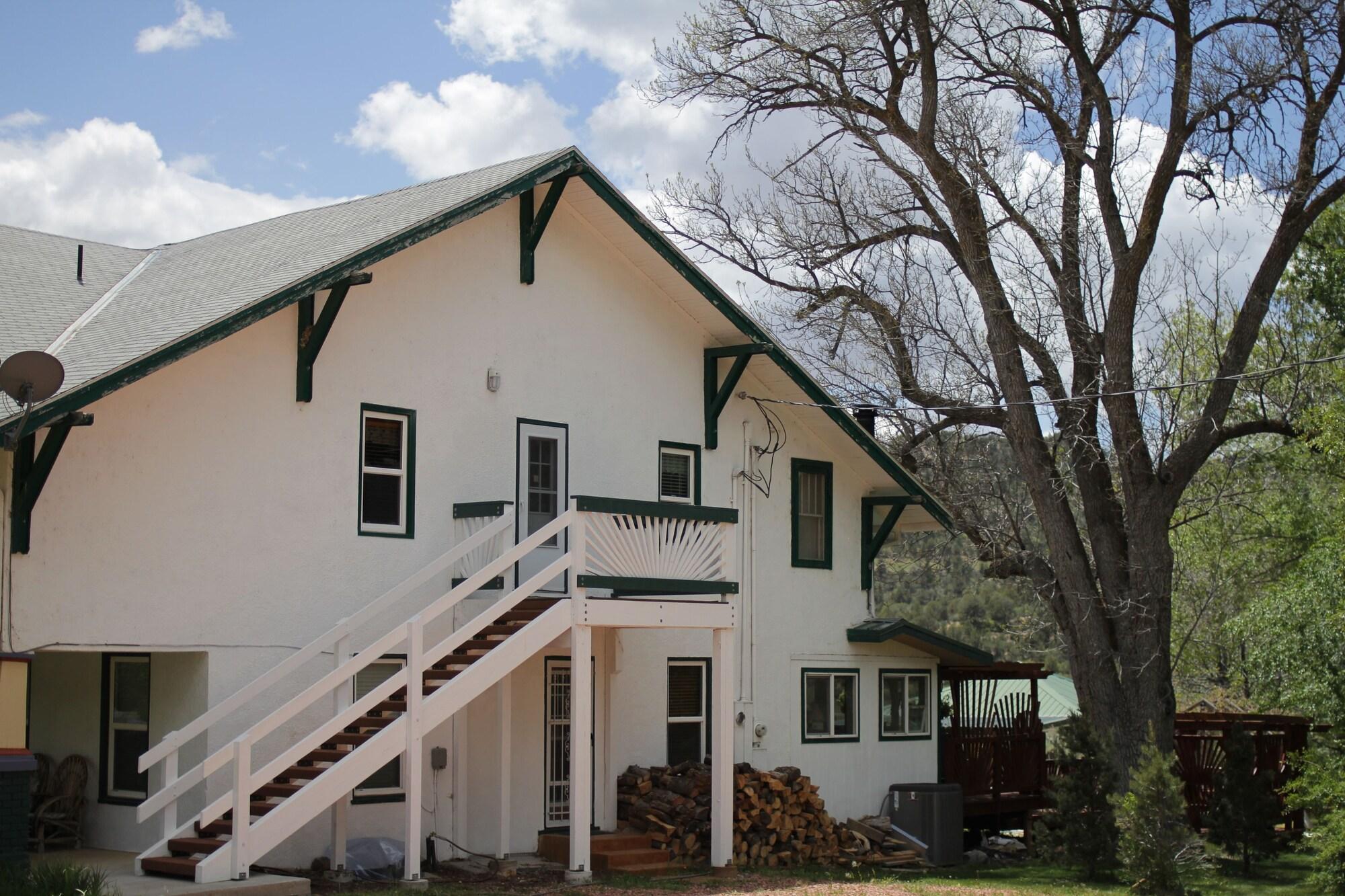 Historic Smith Hotel Bed and Breakfast by null