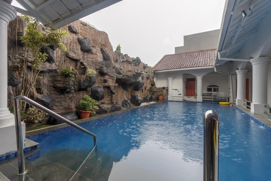 Formerly RedDoorz Syariah near Exit Toll Puncak