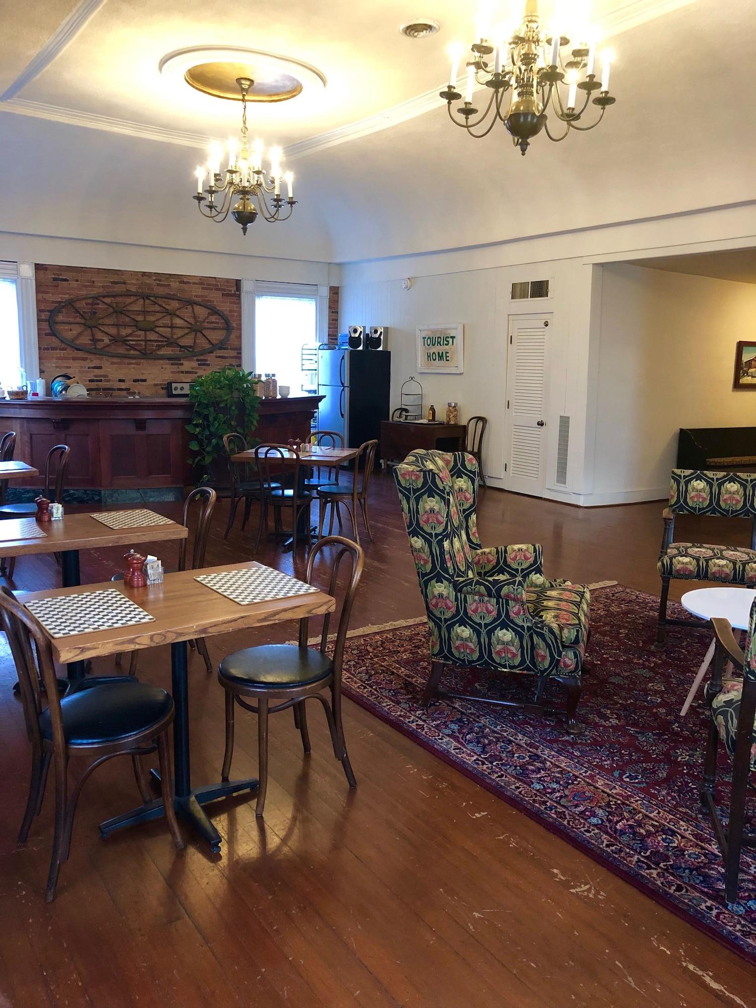 Rogues' Harbor Inn