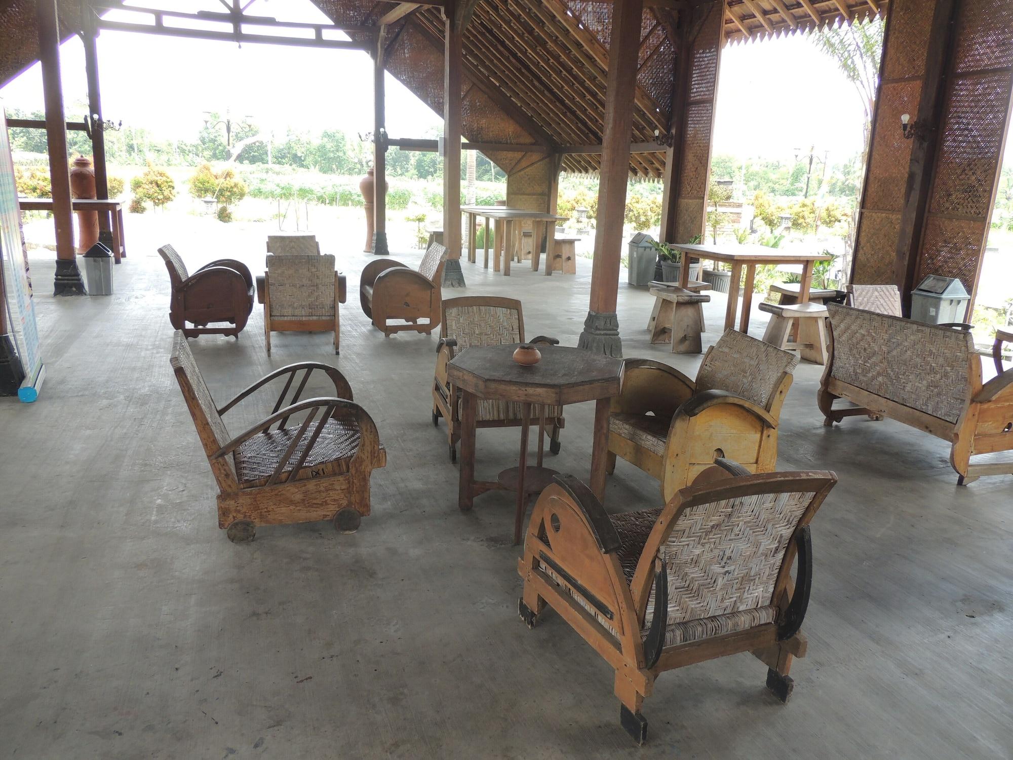Balkondes Karanganyar (Pottery Academy) by ZUZU
