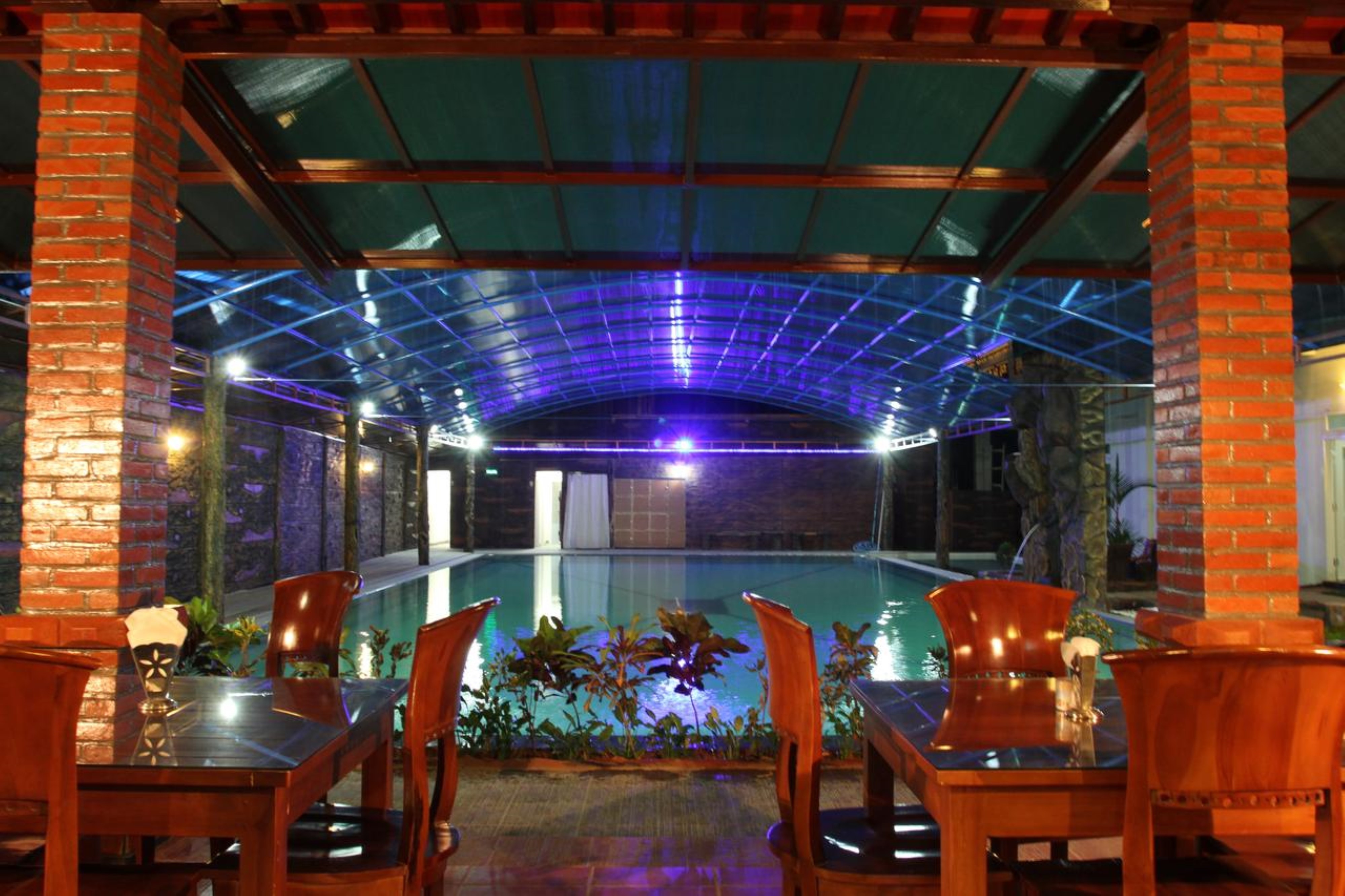 Hotel Savitri Country