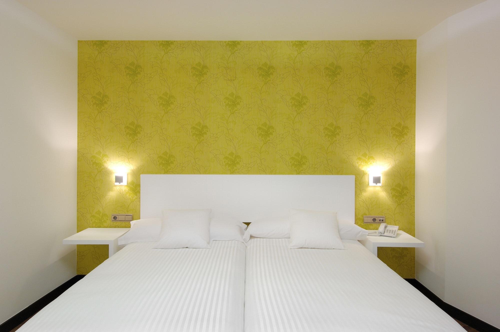 Hotel Cienbalcones by null